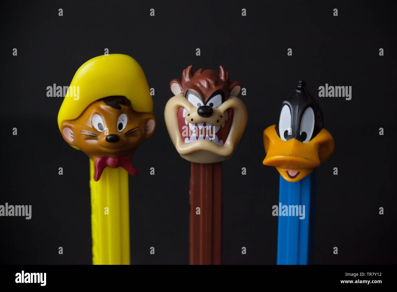 WOODBRIDGE, NEW JERSEY / UNITED STATES : Mai 12, 2019 : les distributeurs PEZ Looney Tunes colorée des années 1980 et 1990 sont considérés contre un black backgroun Banque D'Images