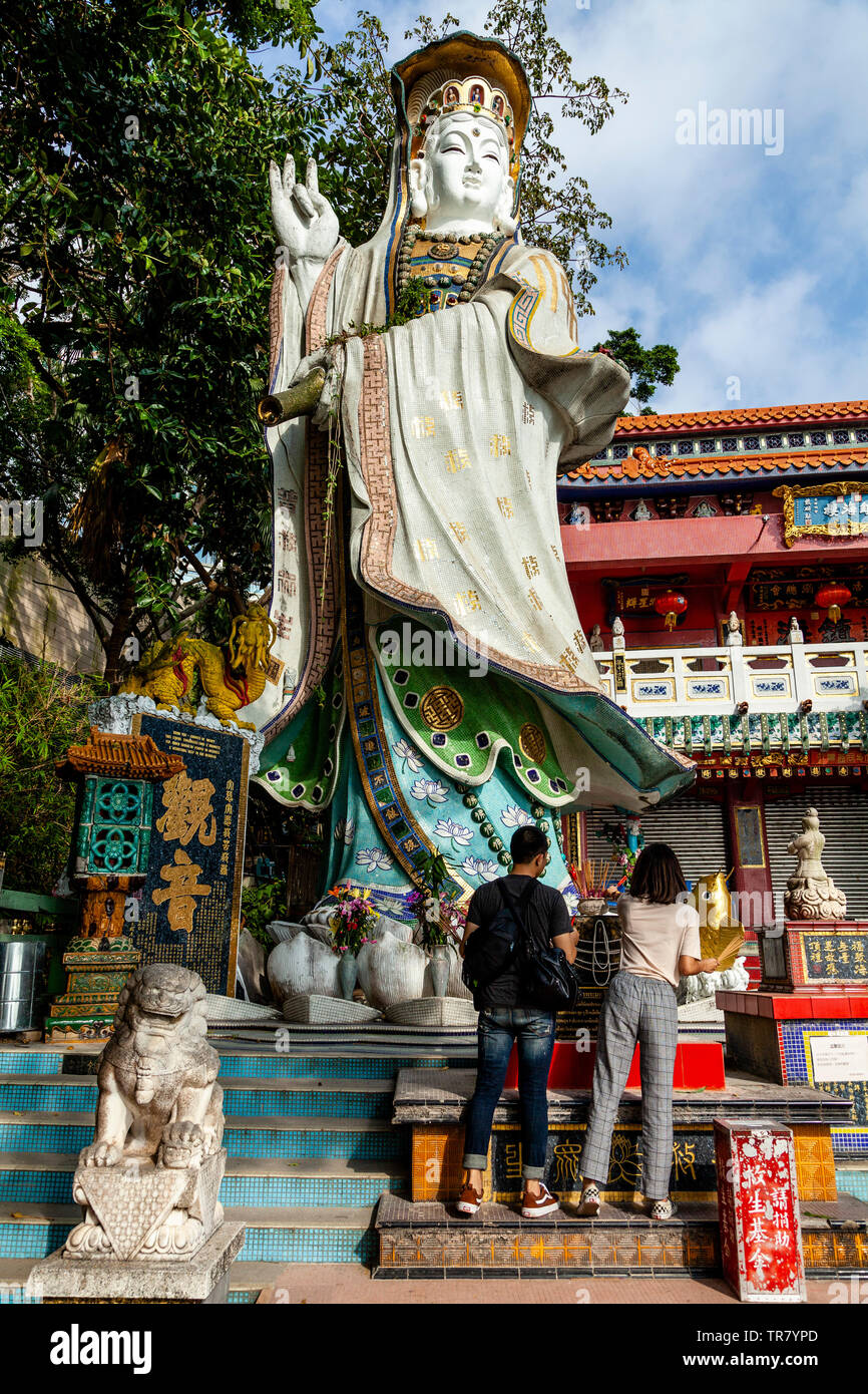 L'adoration du peuple chinois à la Kwun Yam culte, Repulse Bay, Hong Kong, Chine Banque D'Images