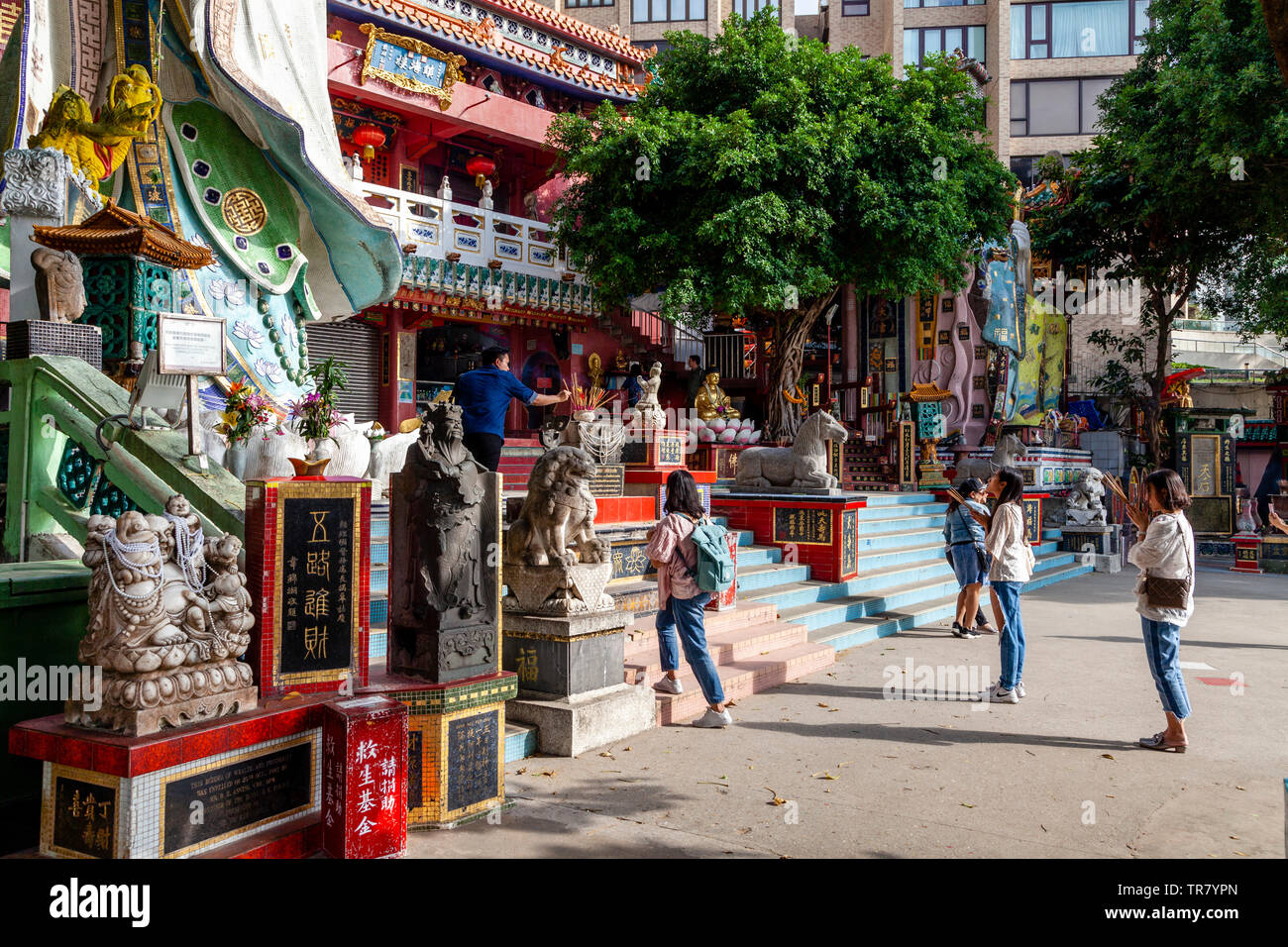 Les touristes chinois à l'Adoration de Kwun Yam culte, Repulse Bay, Hong Kong, Chine Banque D'Images