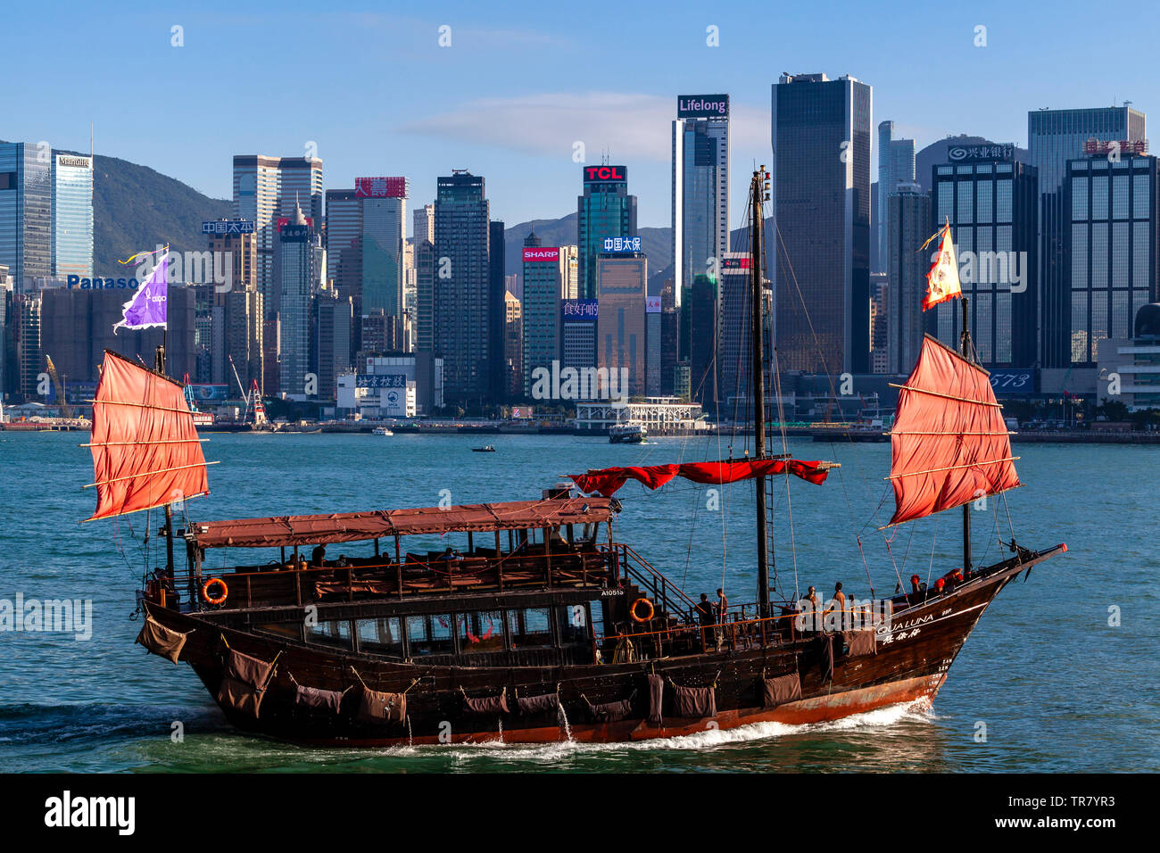 Un Aqua Luna Junk Boat Tour du port de Victoria, Hong Kong, Chine Banque D'Images