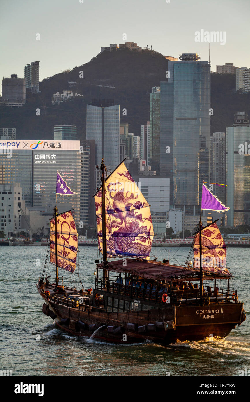 Un Aqua Luna Junk Boat Cruise dans le port de Victoria, Hong Kong, Chine Banque D'Images