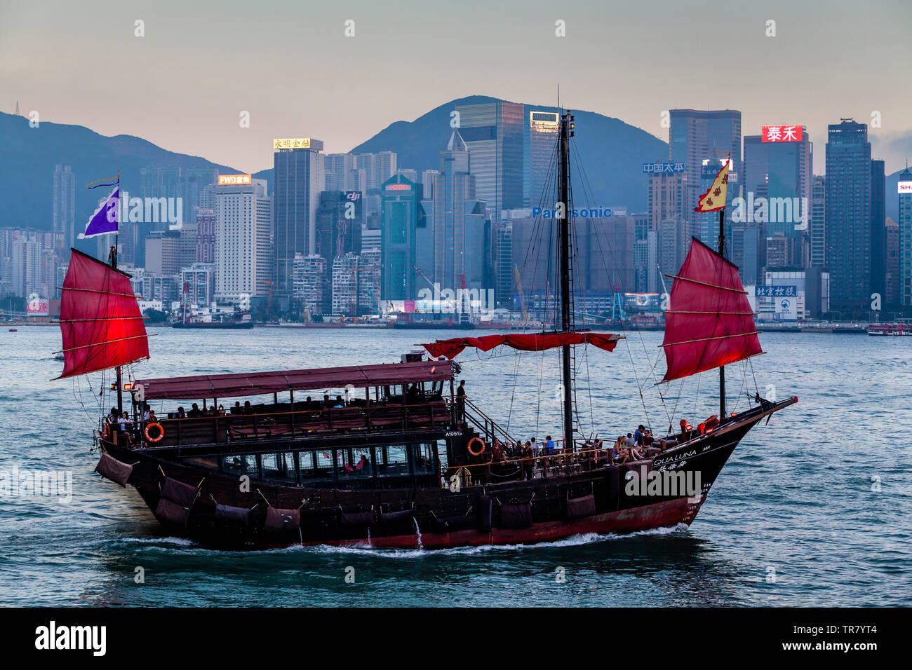 Un Aqua Luna Junk Boat Cruise dans le port de Victoria et d'horizon de Hong Kong, Hong Kong, Chine Banque D'Images