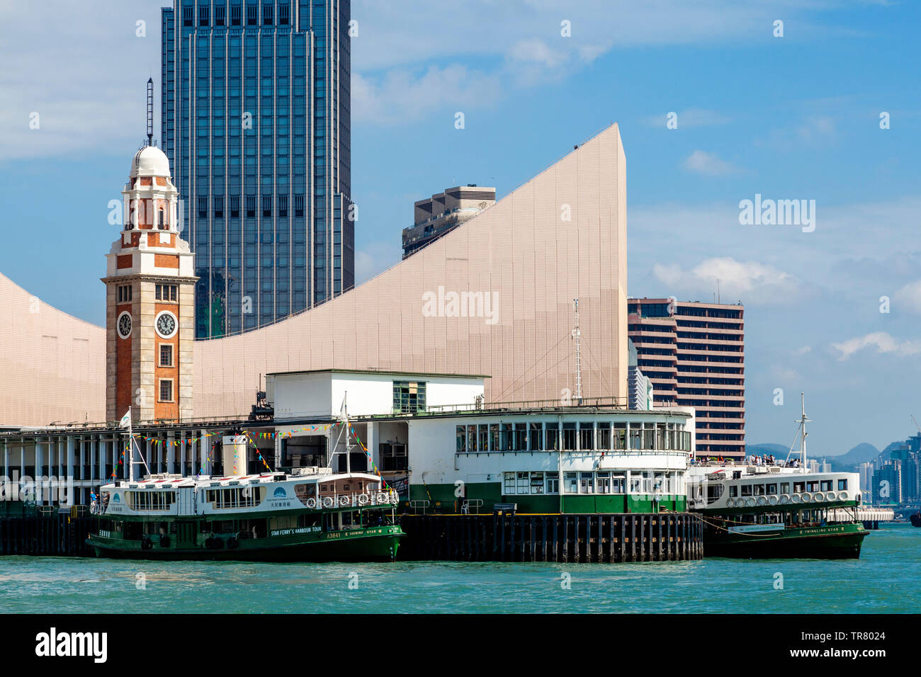 Le Star Ferry Pier, Musée de l'espace et la Tour de l'horloge, Kowloon, Hong Kong, Chine Banque D'Images