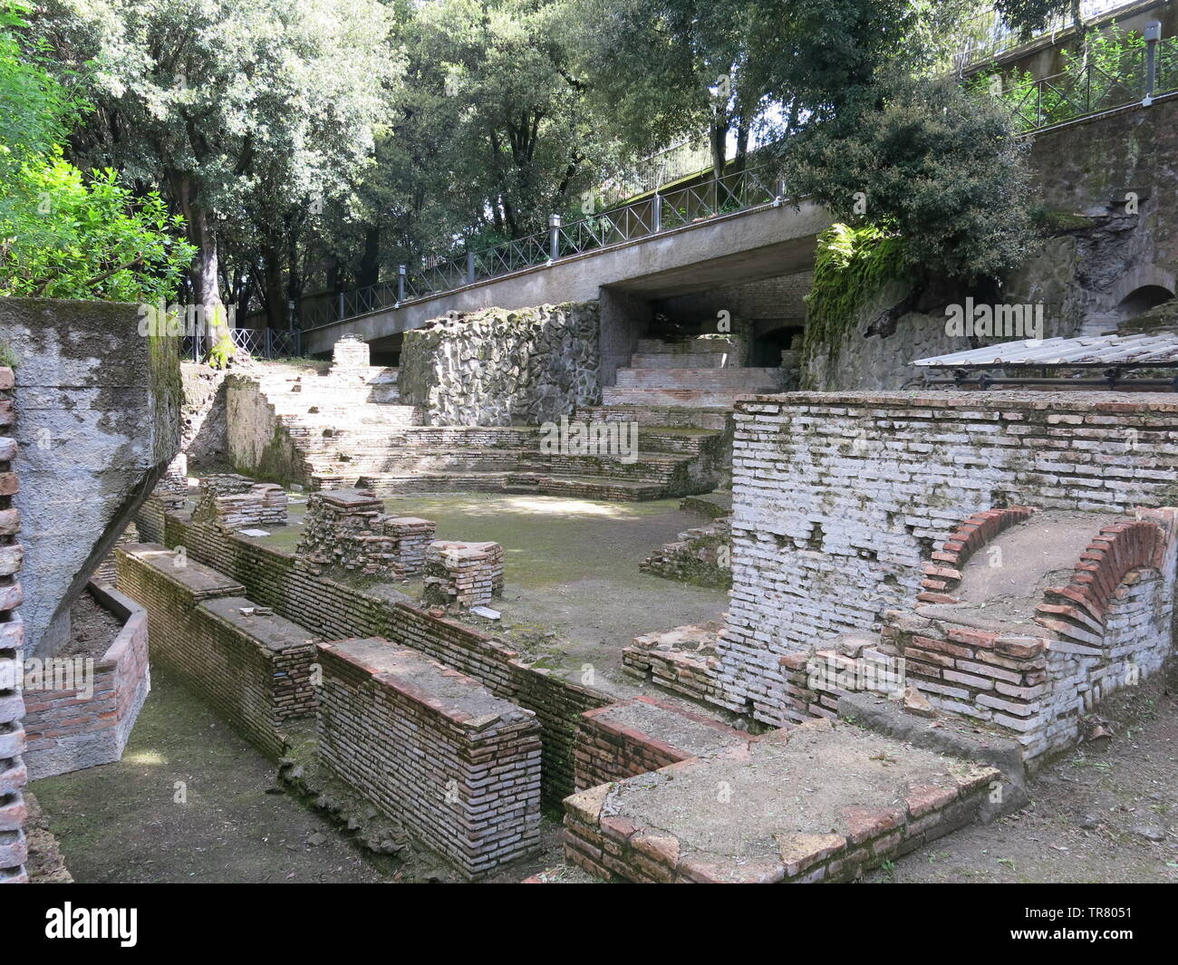 Point de vue de certains des vestiges romains et des tunnels de l'époque de l'empereur Domitien qui sont maintenant dans des jardins à la résidence d'été du pape à Castel Gandolfo Banque D'Images