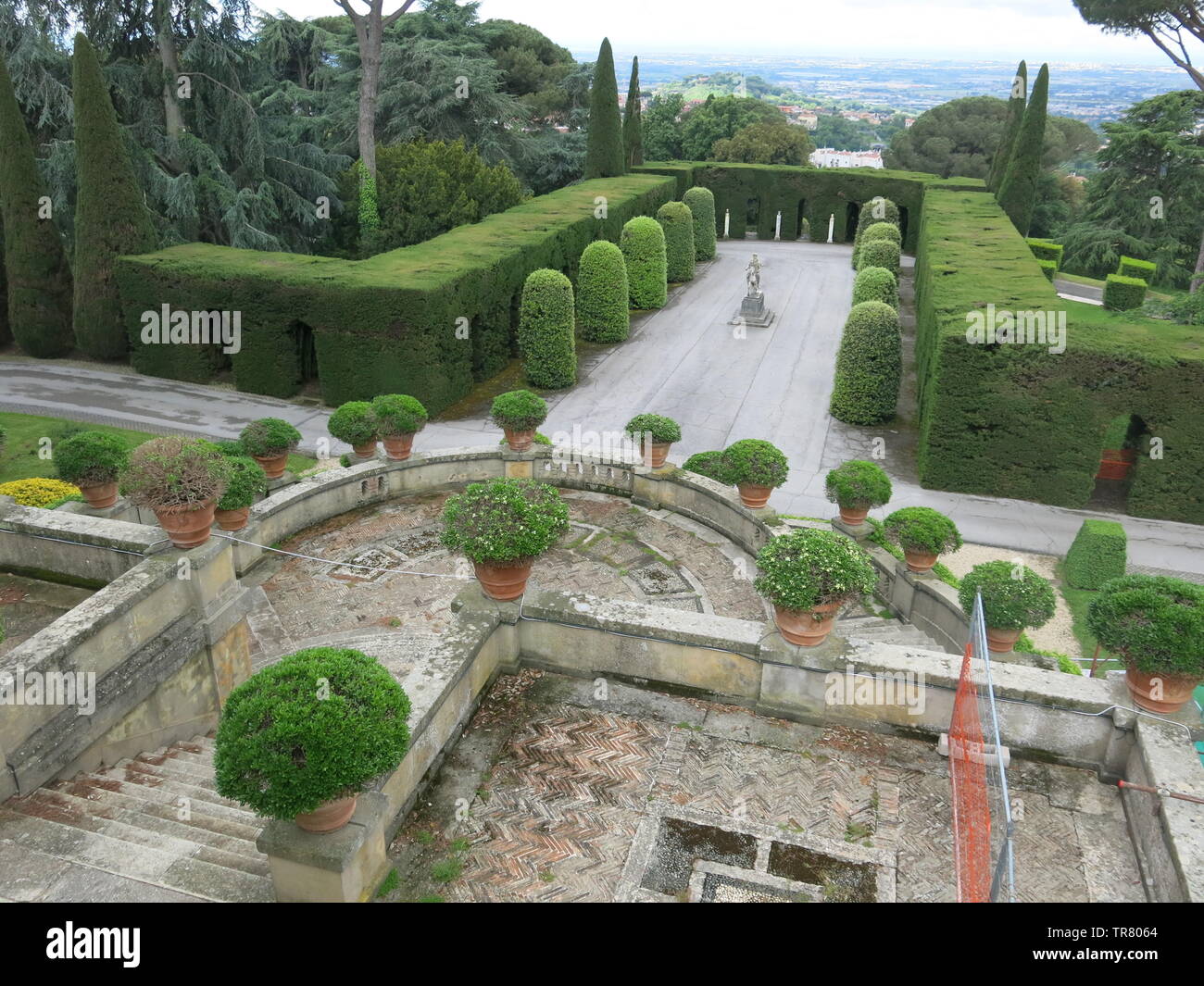 Vue d'une des magnifiques terrasses plantées dans les jardins à la résidence d'été privée du pape à Castel Gandolfo Banque D'Images