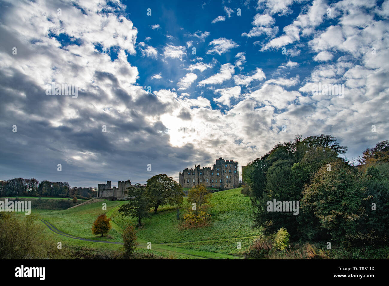 Château d'Alnwick, un beau jour d'été, Northumberland, Angleterre Banque D'Images