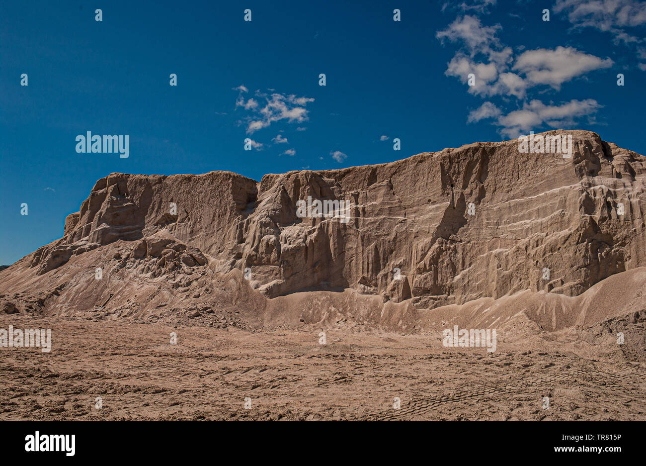 Un gros tas de sable grain fin la création d'une falaise. Banque D'Images