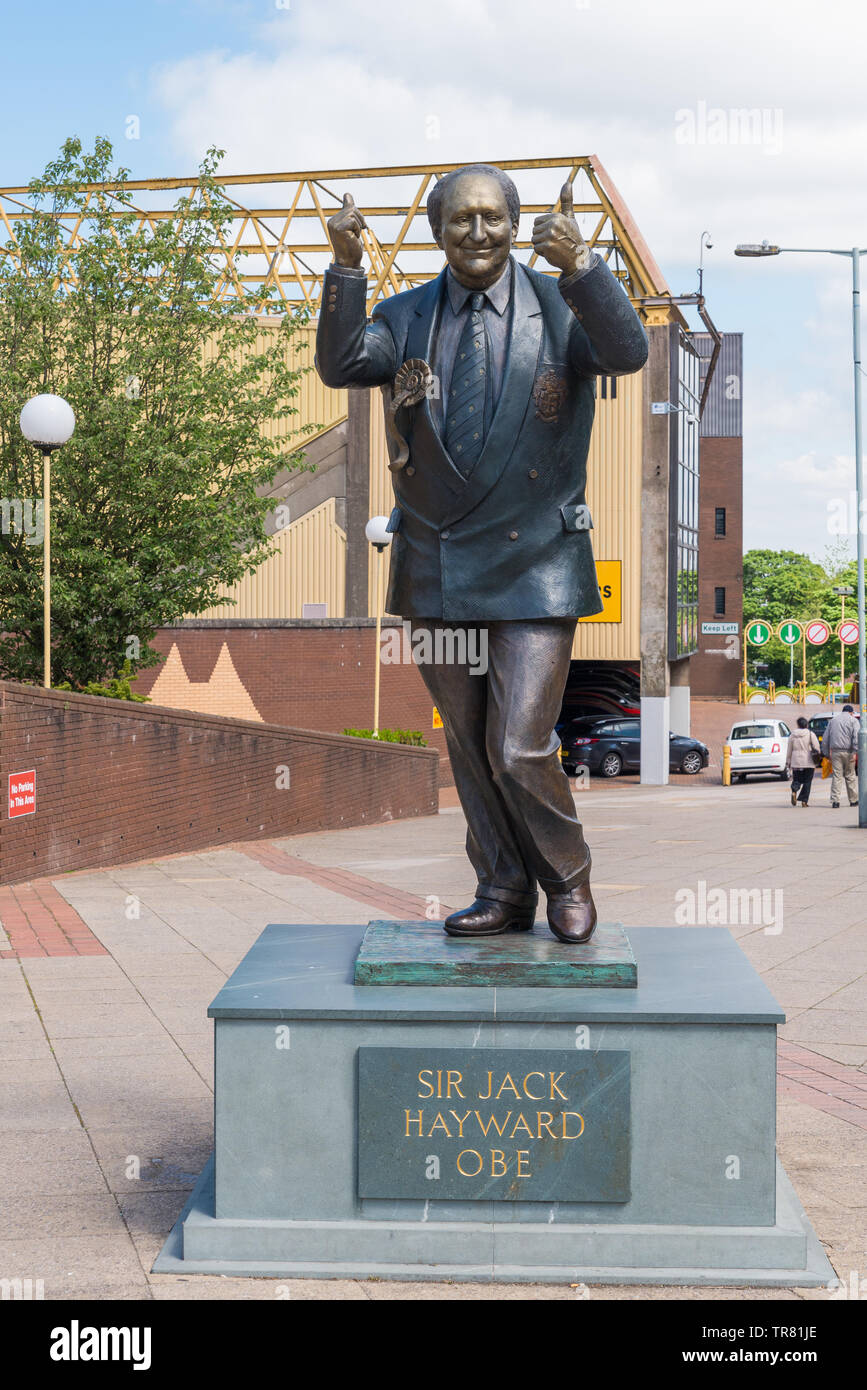 Statue en bronze de Sir Jack Hayward, ancien propriétaire et président de Wolverhampton Wanderers Football Club à l'extérieur du Molineux stadium Banque D'Images