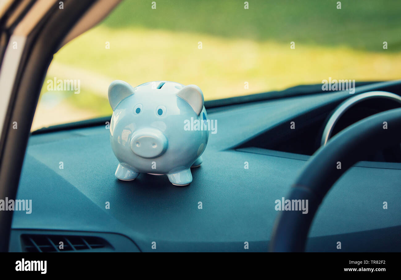 Piggy argent fort à l'intérieur d'une voiture de transport. Économiser de l'argent pour l'achat de véhicules. Planification financière et bancaire réussie concept. L'investissement économique Banque D'Images