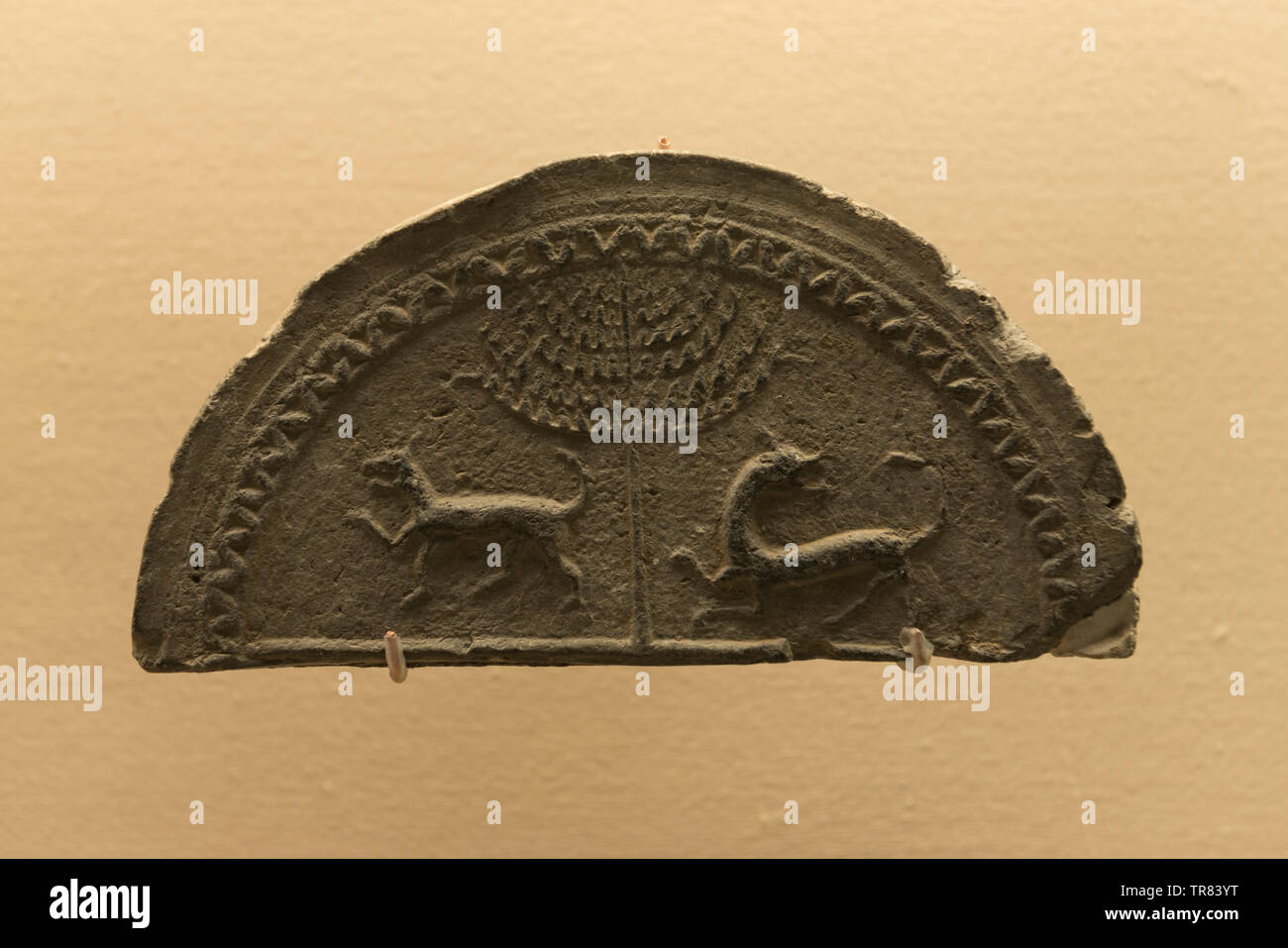 Avant-toit tuile avec arbre et deux animaux sauvages. La période des Royaumes combattants (475-221 av. J.-C.). Le Qi Heritage Museum situé à Linzi, Shandong, Chine. Banque D'Images