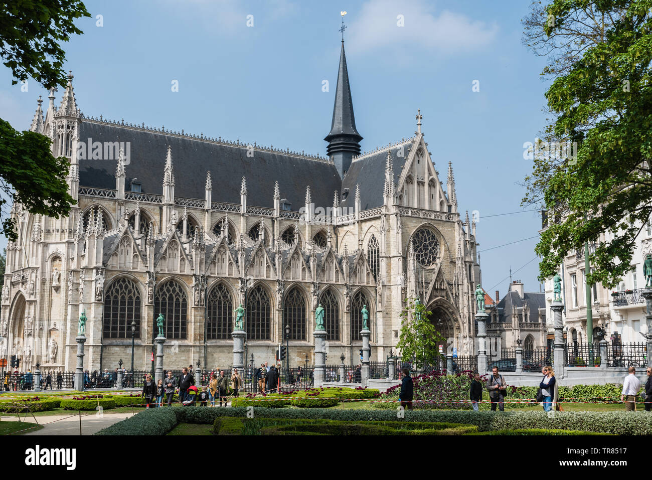 L'Eglise du Sablon Eglise et le parc d'Egmont dans le centre-ville de Bruxelles au cours d'une journée ensoleillée au printemps Banque D'Images