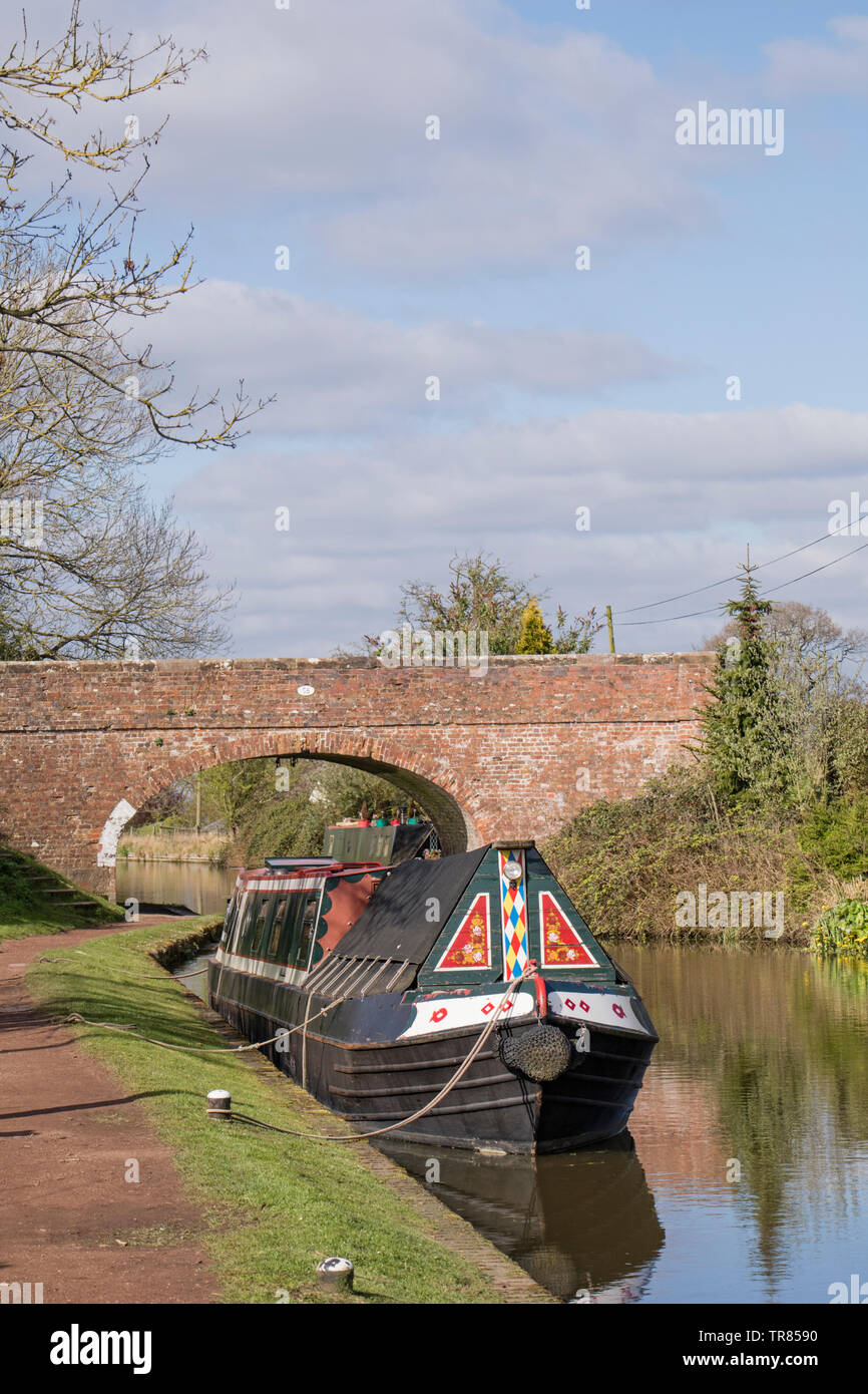 Navigation de plaisance sur le Canal de Worcester et Birmingham amarré près de Tardebigge, Worcestershire, Angleterre, RU Banque D'Images