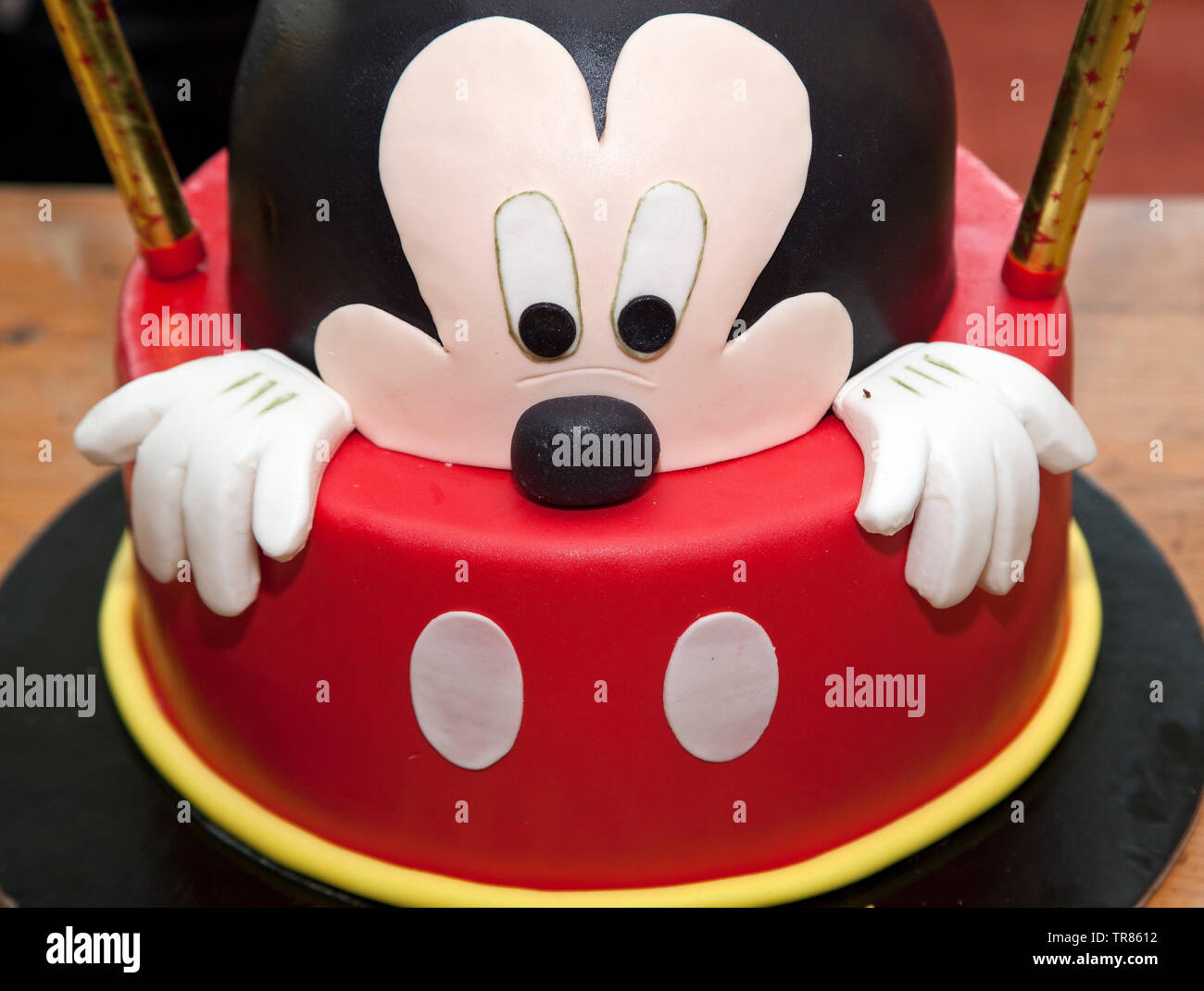 Gateau D Anniversaire Decore Sur Un Tableau En Bois Photo Stock Alamy