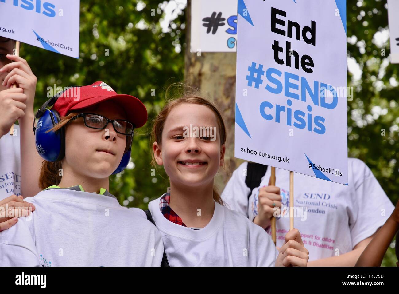 Des centaines de parents, les enfants et les jeunes personnes handicapées ont démontré à la place du Parlement pour mettre en évidence une crise de financement des besoins spéciaux et des déficiences (Envoyer). La place du parlement, Londres Banque D'Images