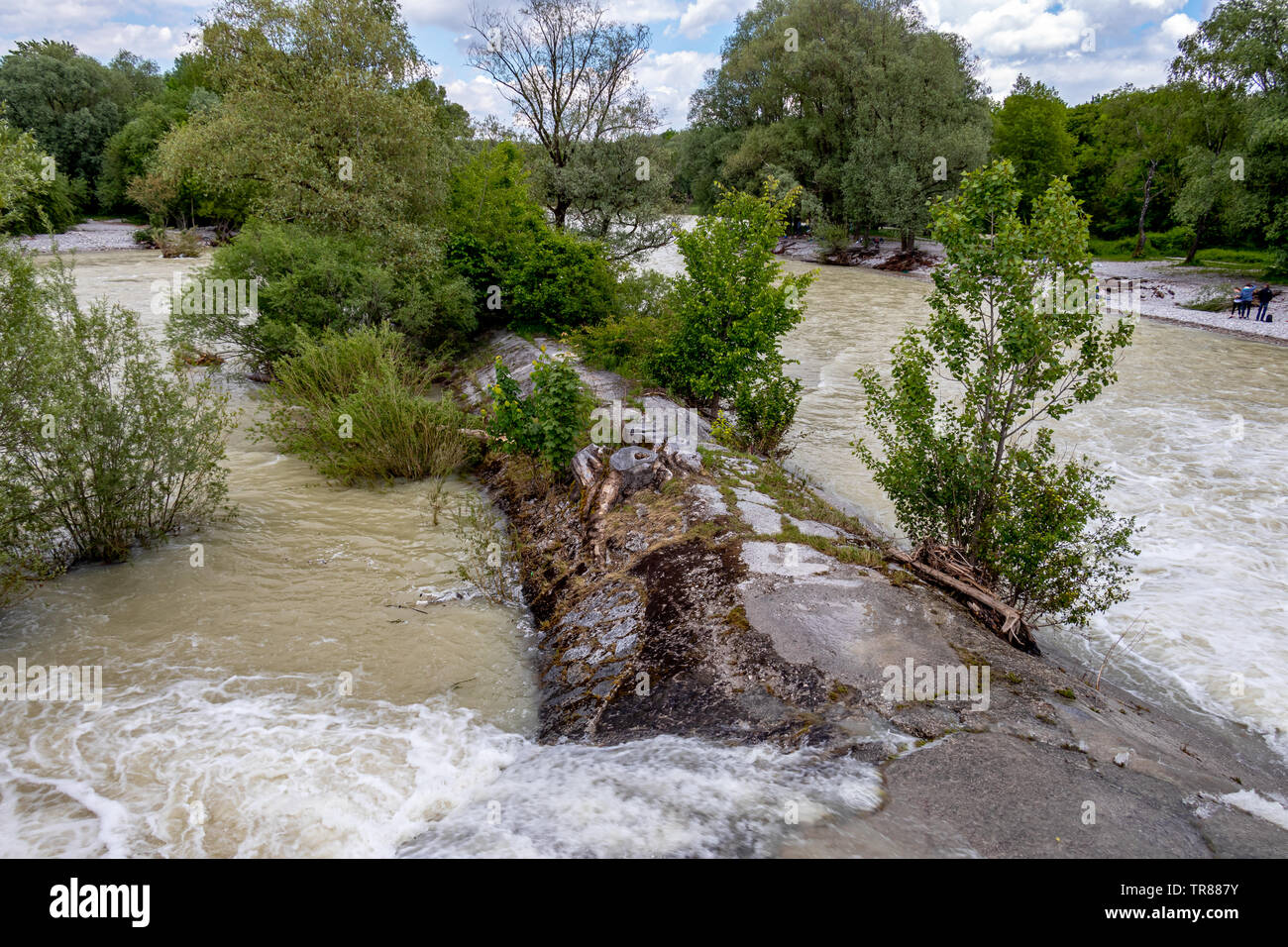 La marée haute des inondations en rivière Isar avec île appelée Flaucher, Munich Allemagne Banque D'Images