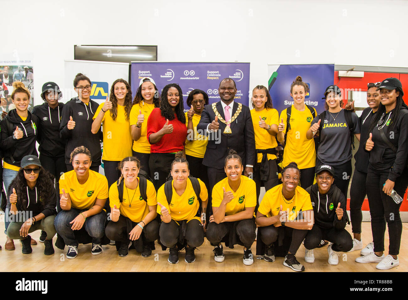 London UK 30 mai 2019 Dawn Butler MP et le maire de Brant Ezeajughi avec la Jamaïque Ernest,s Les femmes dans l'équipe nationale de football de Bridgestone Arena Brant en avant de la femme,de Coupe du Monde en France. Banque D'Images