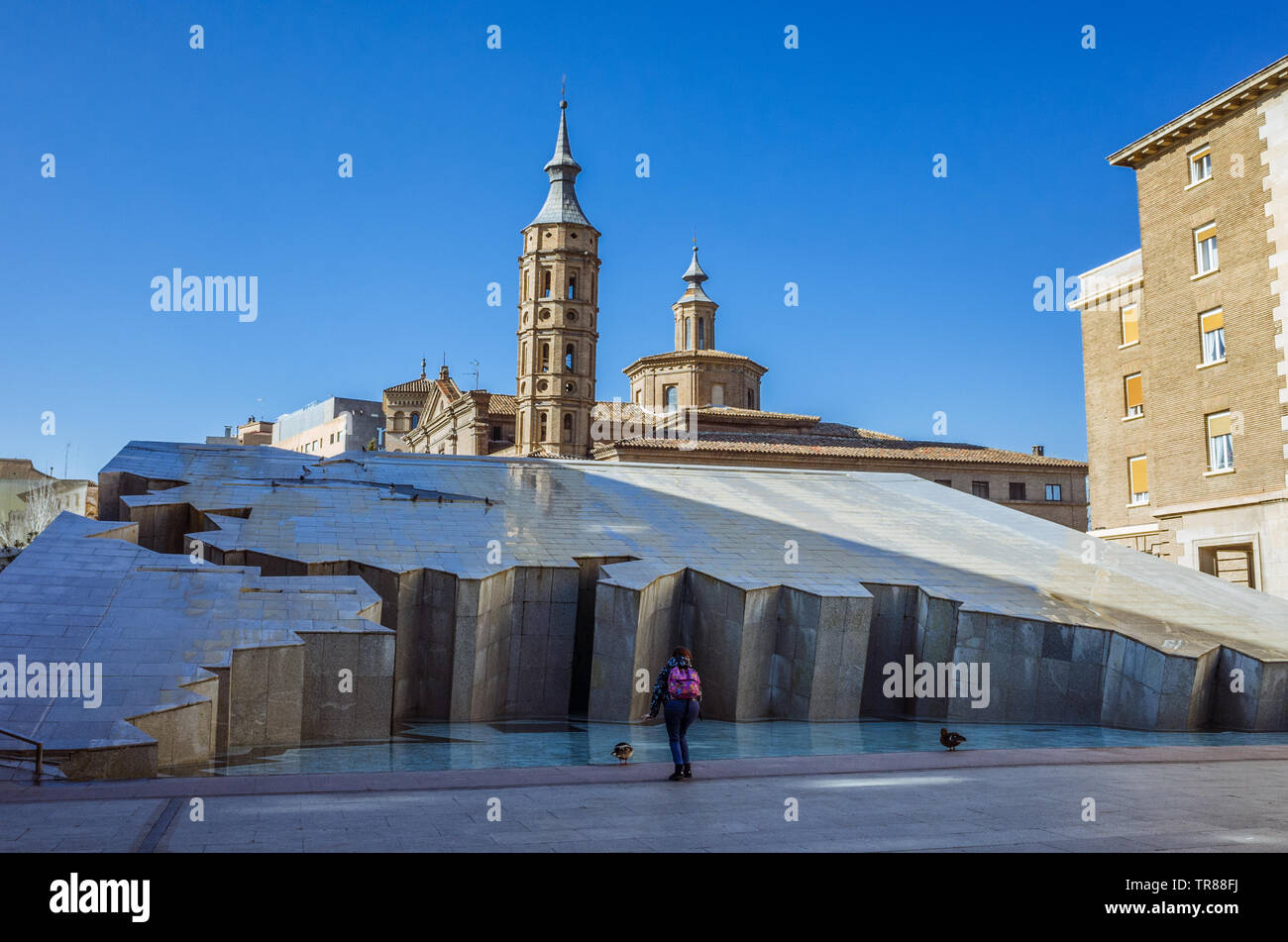 Zaragoza, Aragon, Espagne : une femme se distingue par la Fuente de la Hispanidad (fontaine de Hispanicity) à la Plaza del Pilar. Clocher de l'église Banque D'Images