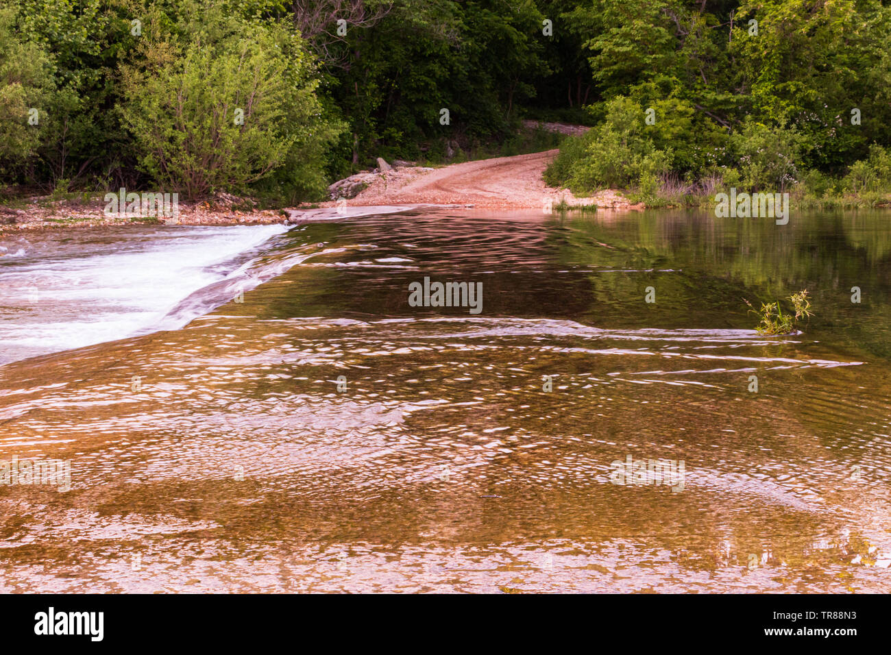 L'eau du Spring Creek qui coule sur la dalle de béton pont situé à Teresita, Puerto Rico 2019 Banque D'Images