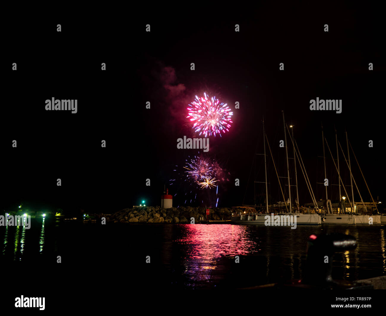 D'artifice à Bastille Day (le 14 juillet) en France, Côte d'Azur Banque D'Images