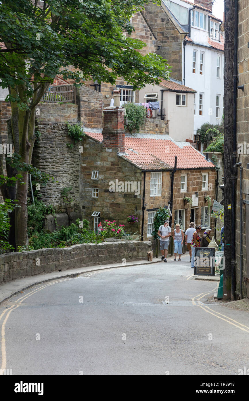 Les touristes profiter le pittoresque, ses rues étroites, Robin Hood's Bay, North Yorkshire, UK Banque D'Images