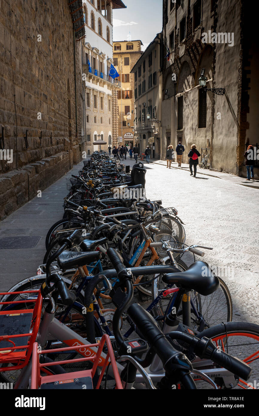 Des vélos dans la rue de Florence Banque D'Images