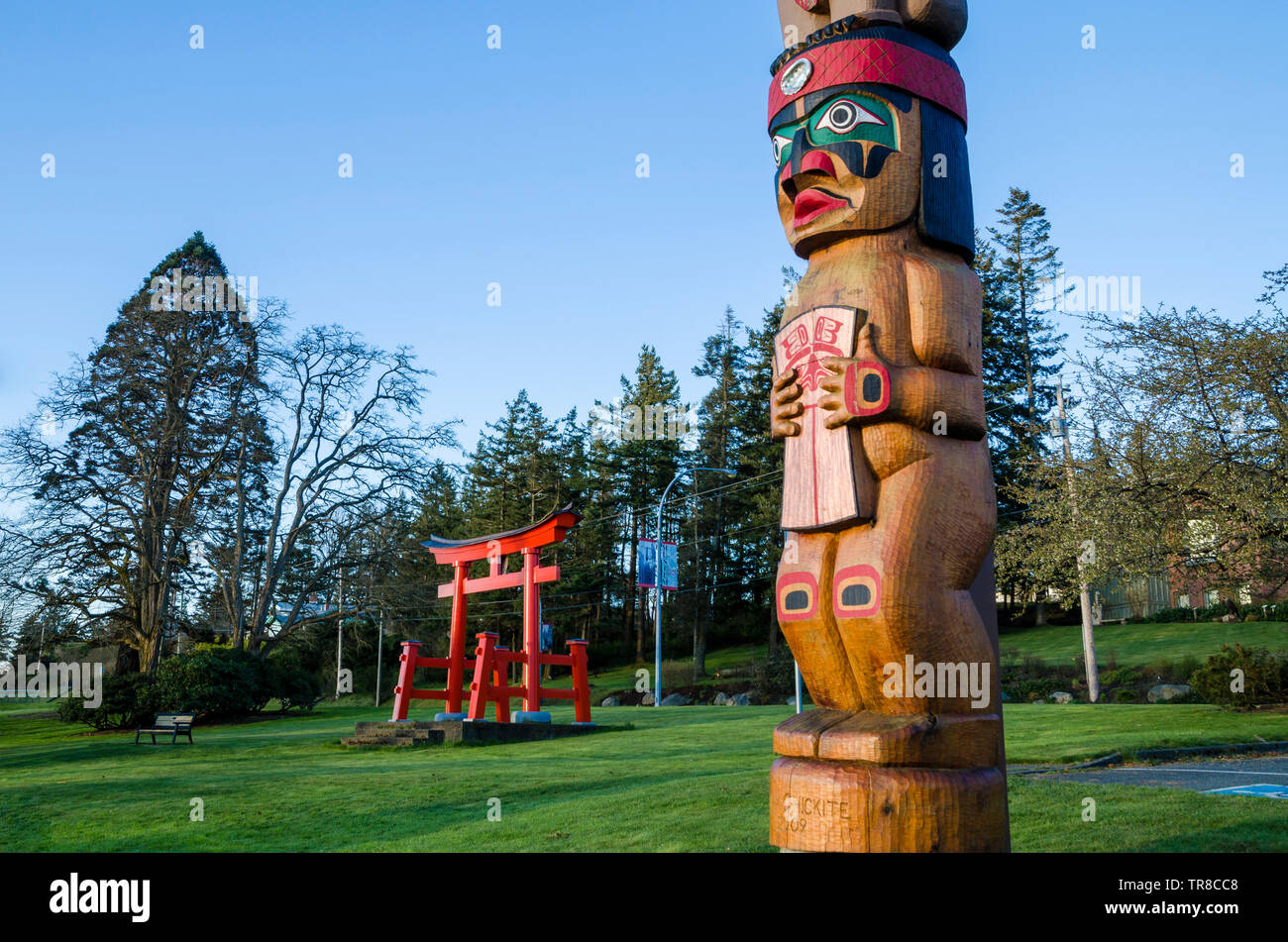 Totem et japonais Torii, Sequoia Park, Campbell River, Vancouver Island, British Columbia, Canada Banque D'Images