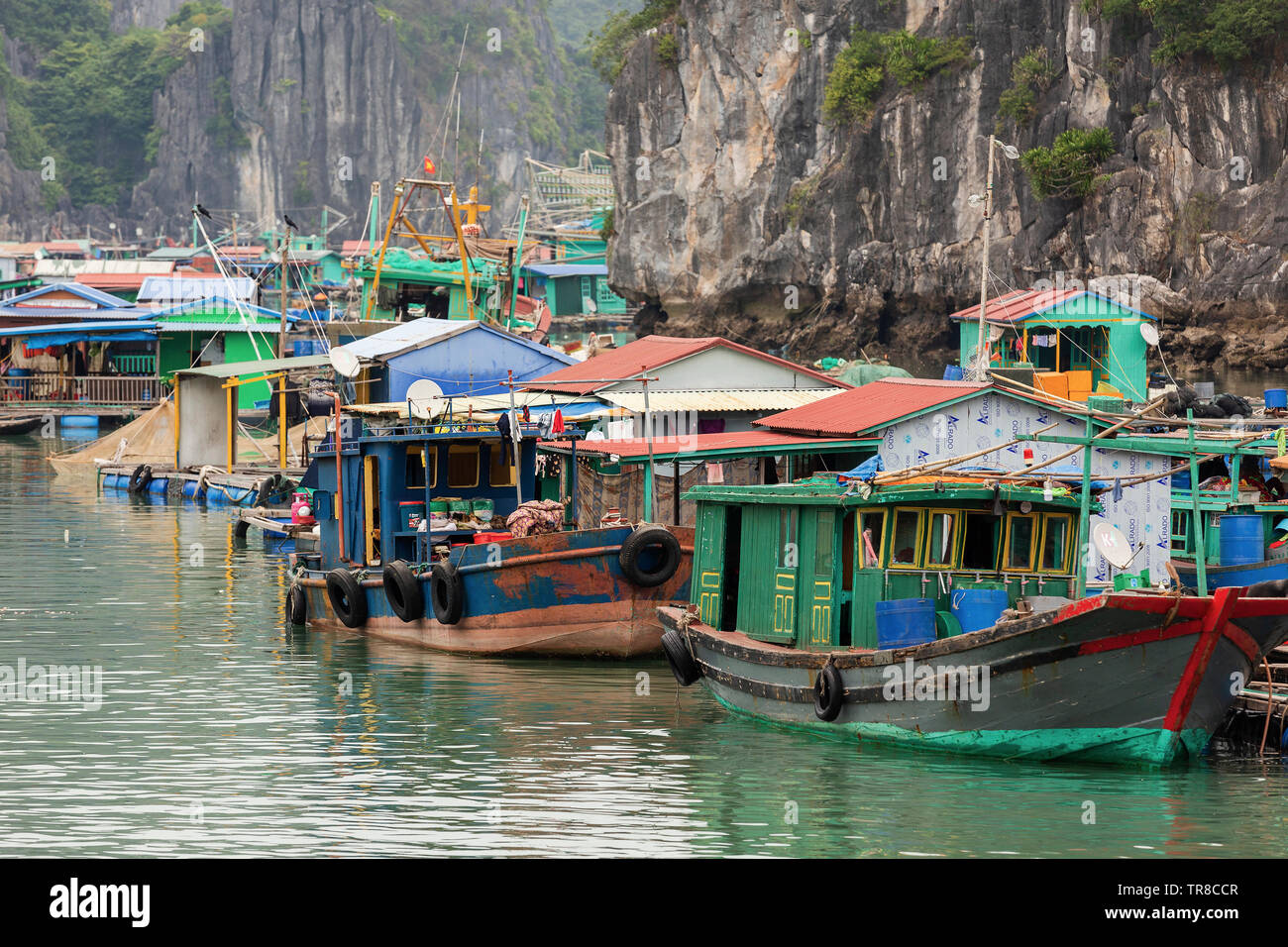 Baie de LAN HA, LE VIETNAM - février 2019 ; Village de pêcheurs flottant Banque D'Images