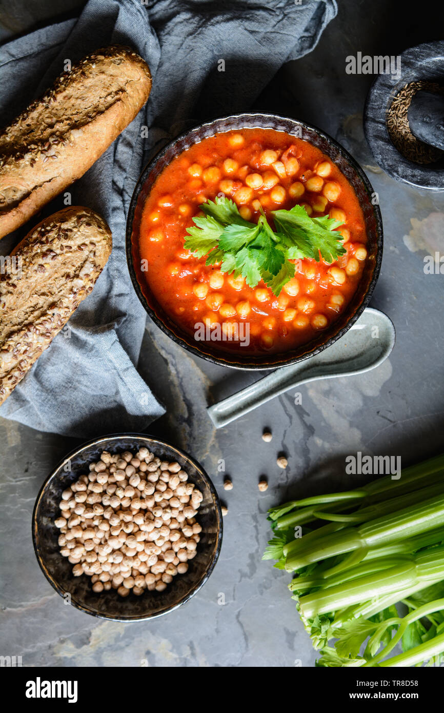 Marocain végétariens délicieux dans un bol de soupe de pois chiches Banque D'Images