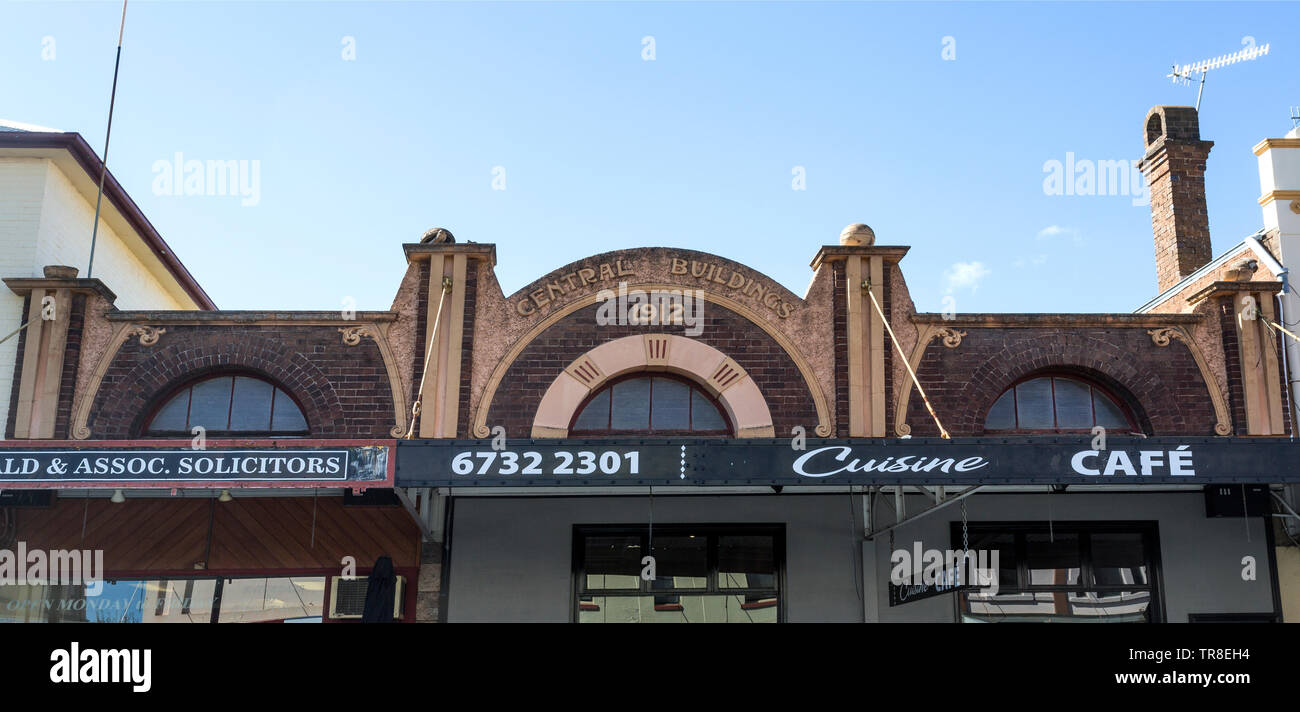 Façade d'un beau bâtiment en brique de 1912 de style édouardien avec influence art nouveau fantaisiste dans le parapet, design dans la ville rurale de Glen Innes, nouveau Sou Banque D'Images