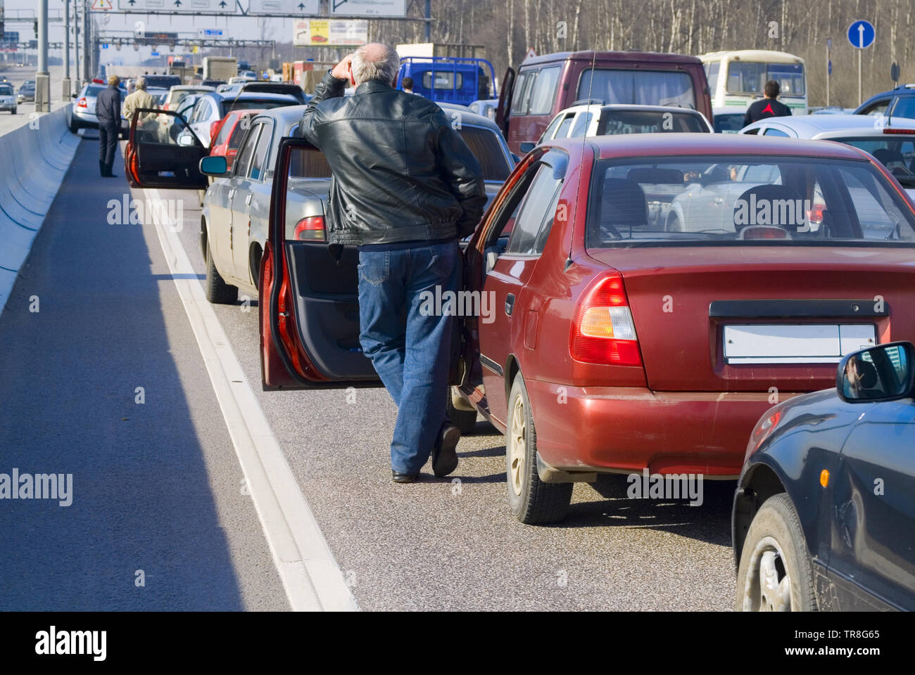 Embouteillage sur une autoroute. Les peuplements du pilote sur sa voiture, vue arrière Banque D'Images