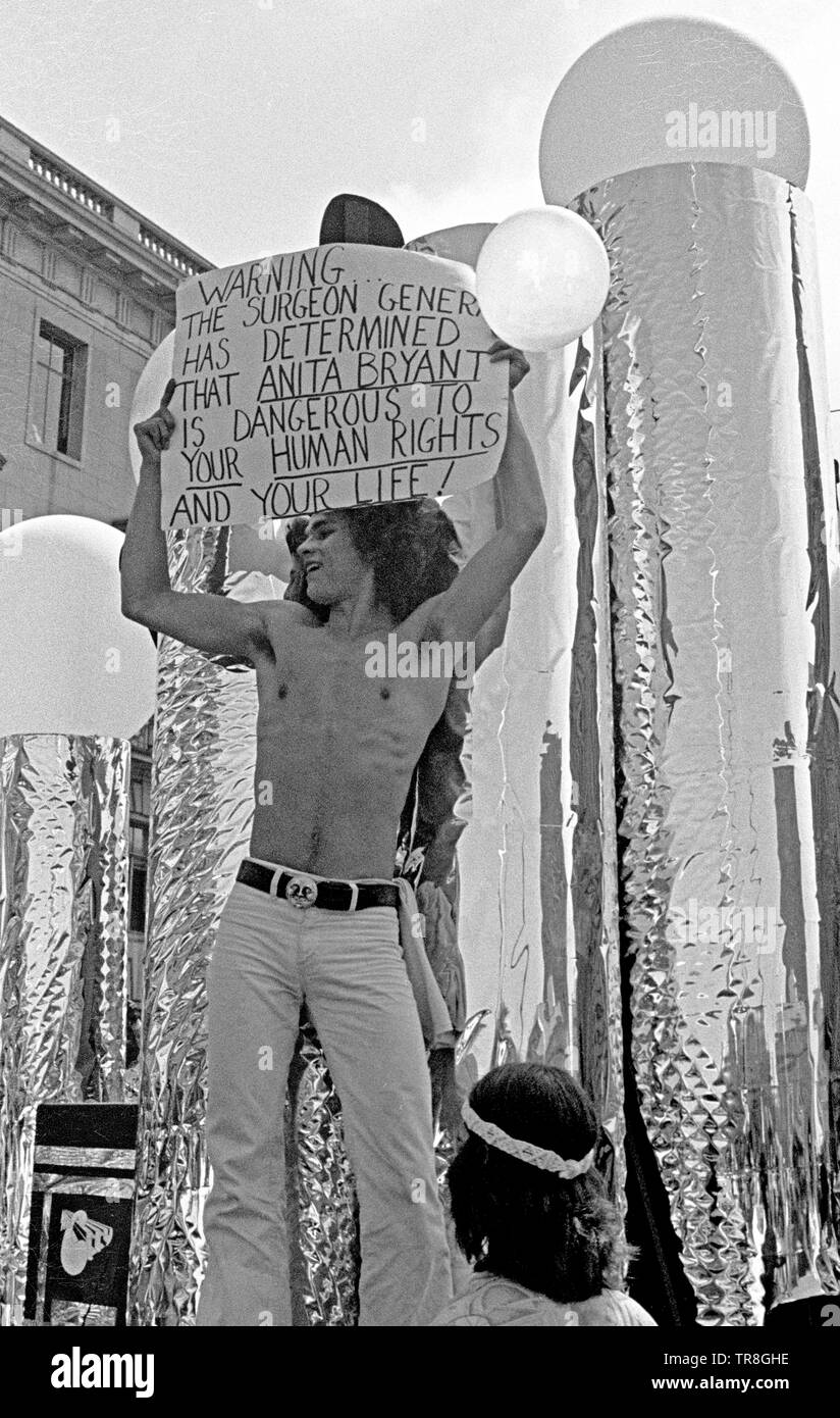 Man holding Anita Bryant poster sur flotteur dans Gay Pride Parade à San Francisco, Juin 1977 Banque D'Images