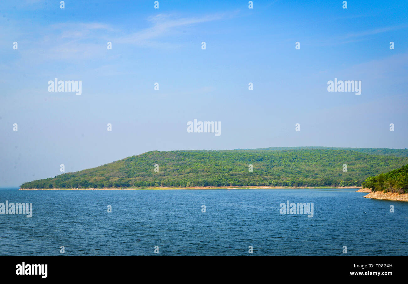 Vue sur l'île verte mer montagne / fond de l'eau bleu lagon Banque D'Images