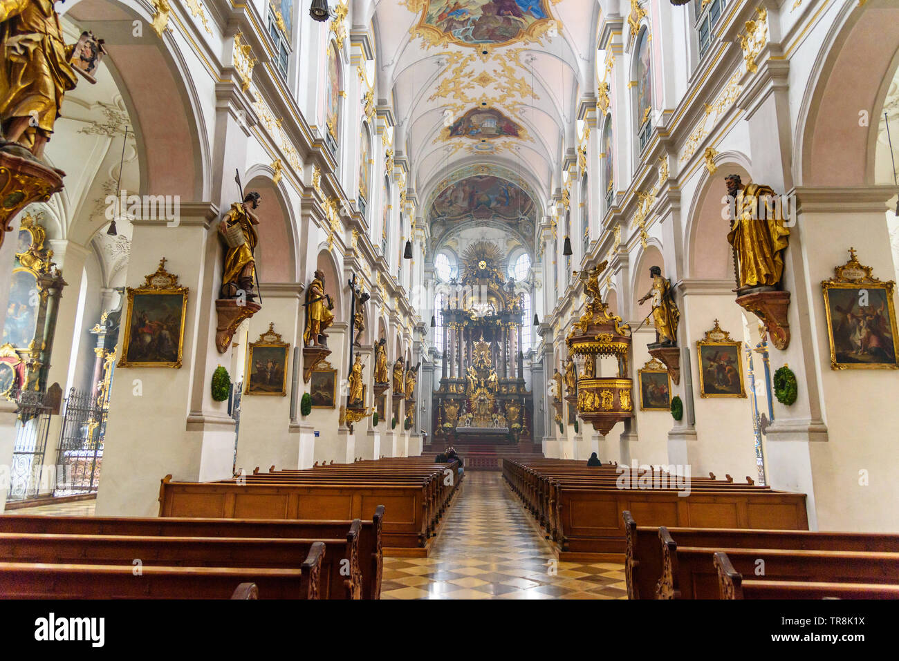 Munich, Allemagne - le 01 novembre 2018 : Intérieur de l'église Saint Pierre ou Peterskirche à Munich Banque D'Images
