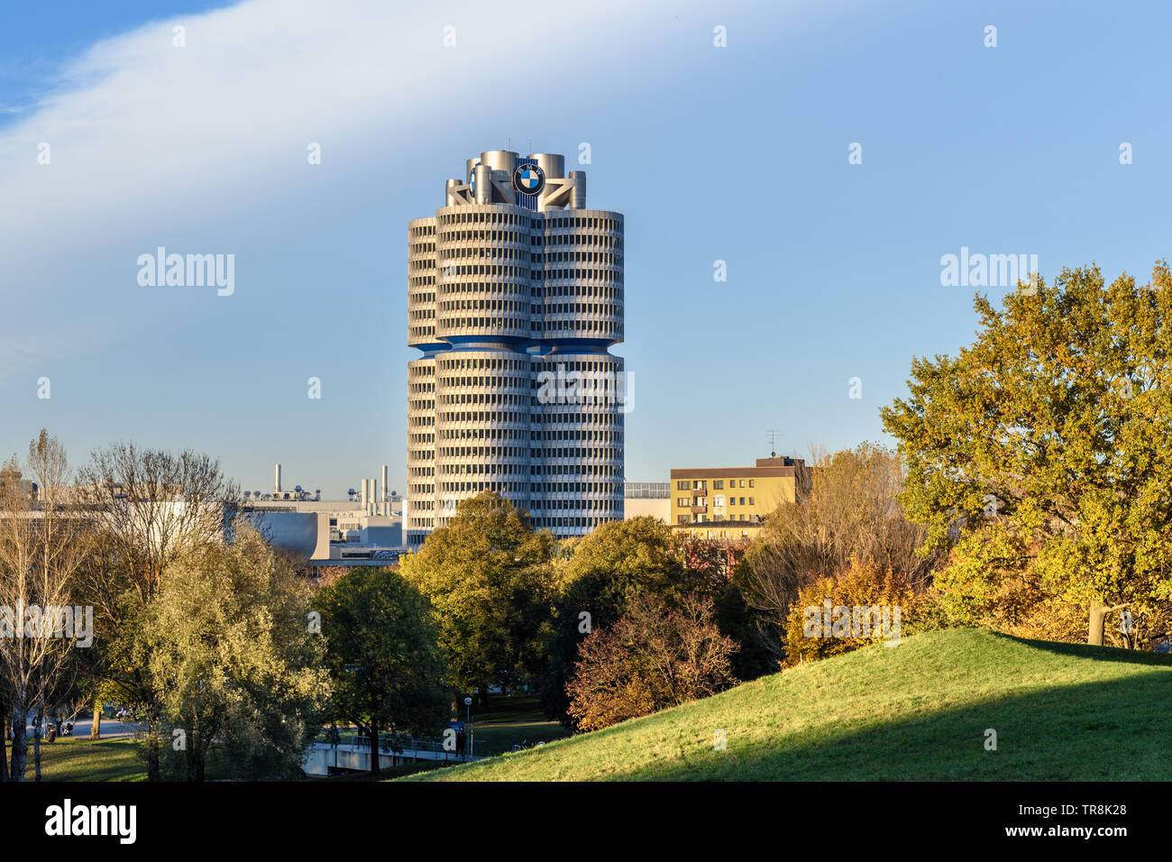 Munich, Allemagne - le 01 novembre 2018 : IBMW siège le coucher du soleil à Munich Banque D'Images