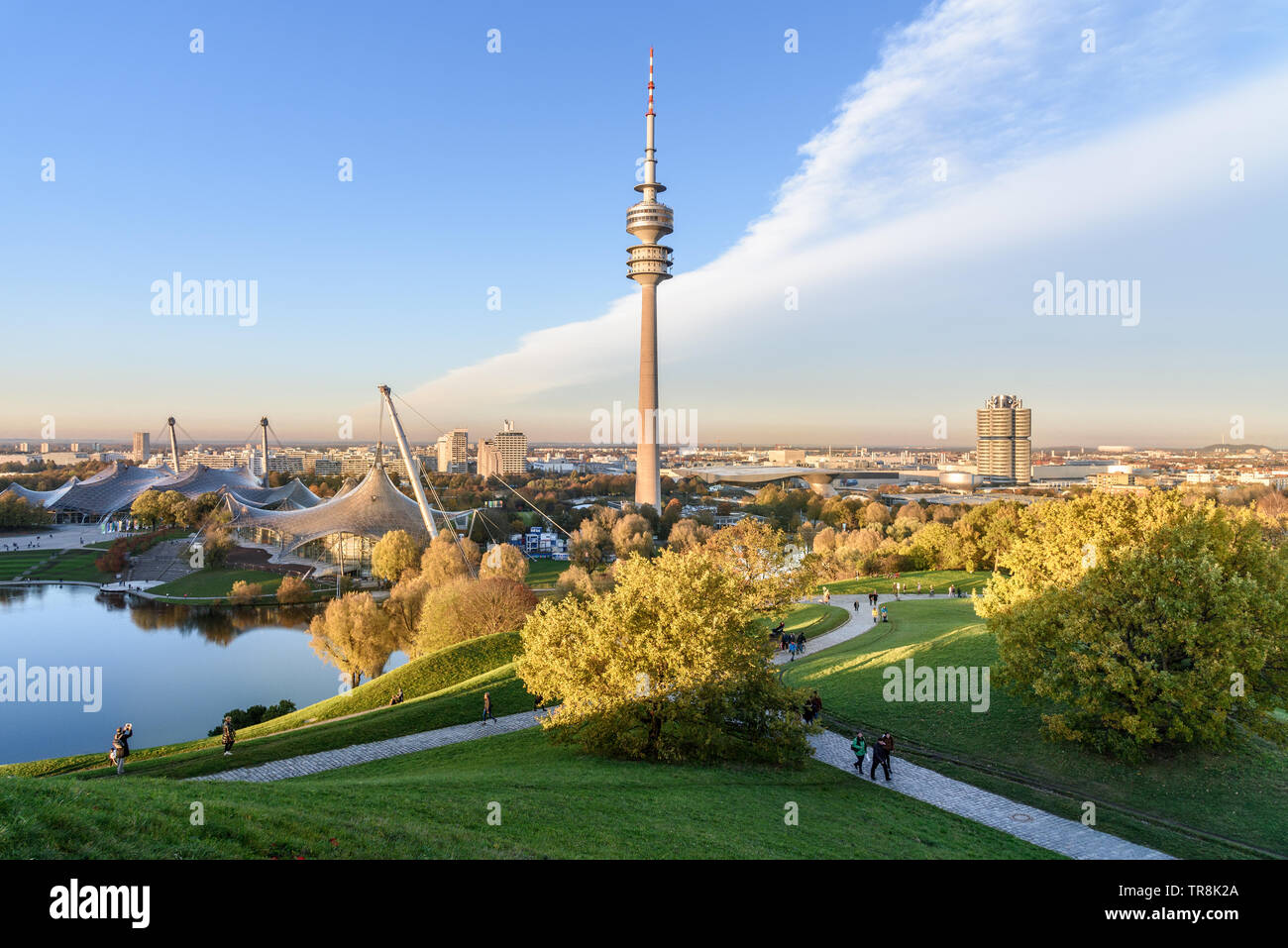 Munich, Allemagne - le 01 novembre 2018 : Parc olympique ou l'Olympiapark sur le coucher du soleil à Munich Banque D'Images