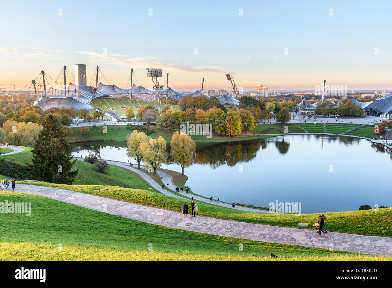 Munich, Allemagne - le 01 novembre 2018 : Parc olympique ou l'Olympiapark sur le coucher du soleil Banque D'Images