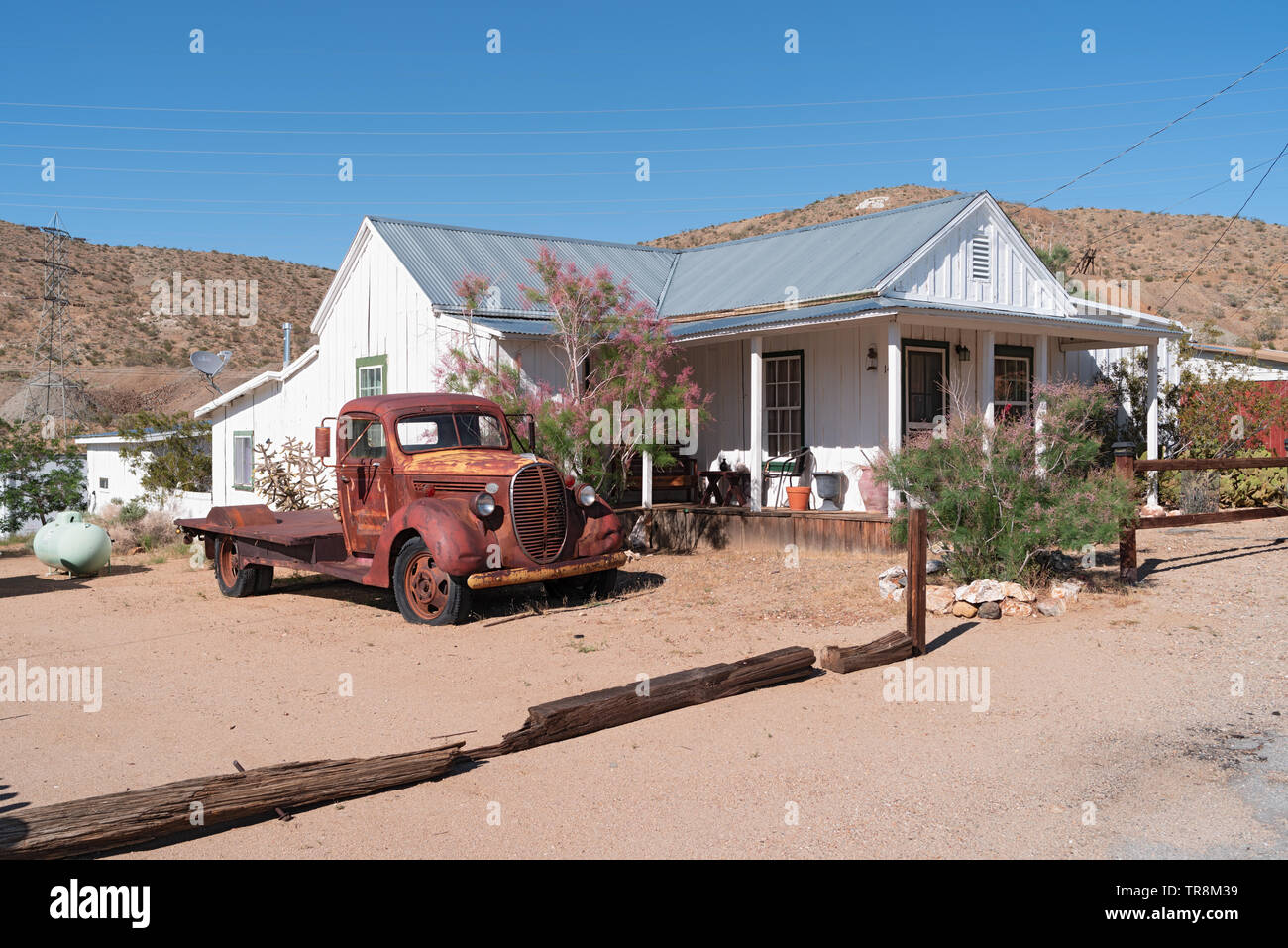 Une maison rurale et un camion abandonné montrés dans le désert de Mojave. Banque D'Images