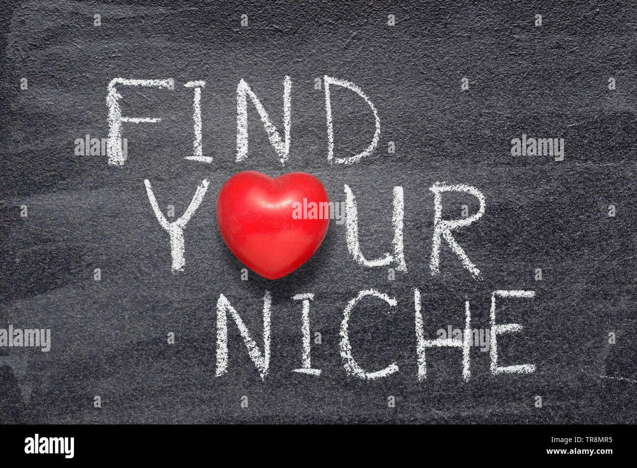 Trouvez votre niche de phrase à la main sur tableau noir avec le symbole de coeur rouge au lieu d'O Banque D'Images