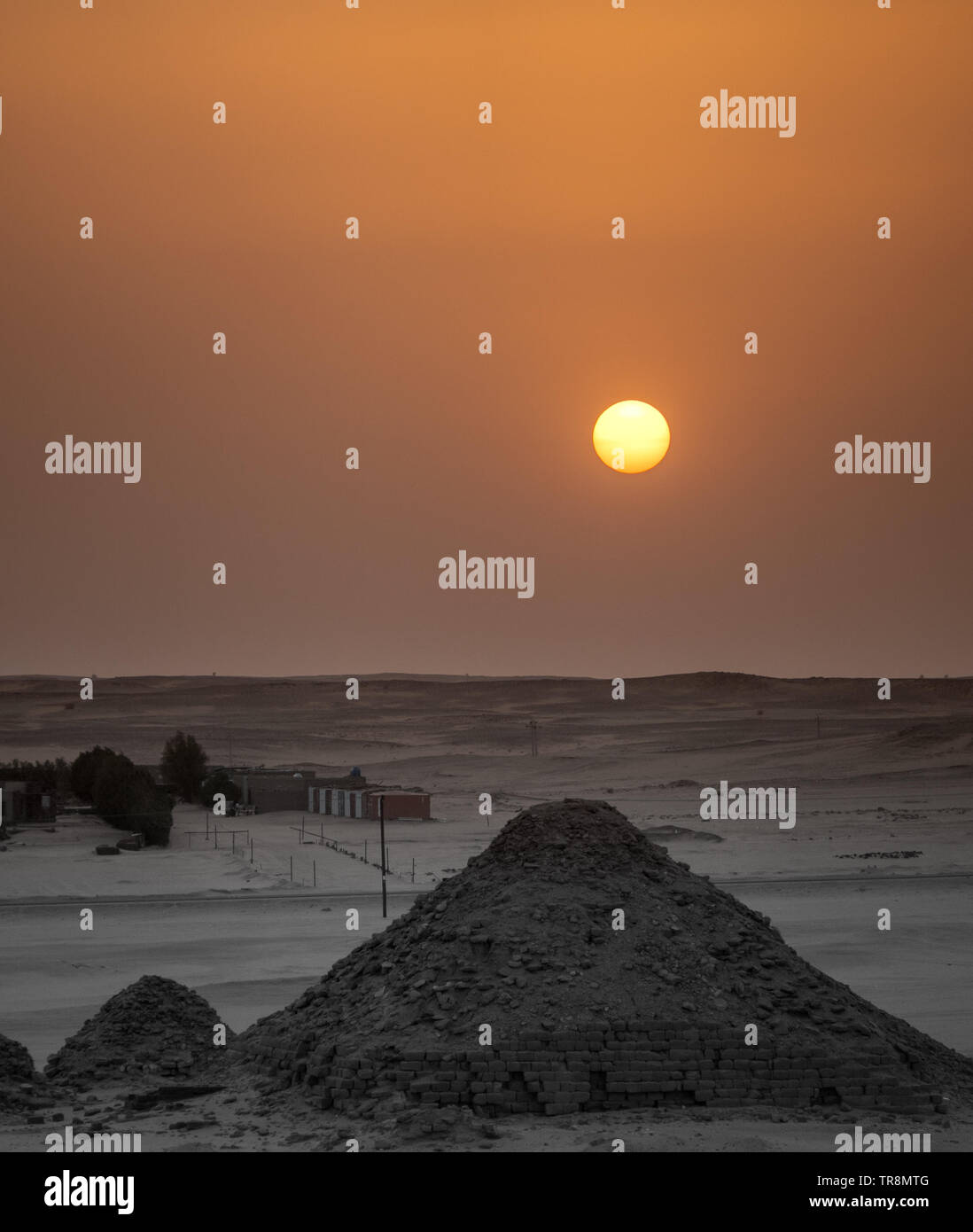 Coucher de soleil sur une pyramide non réhabilitées à Karima, Soudan Banque D'Images