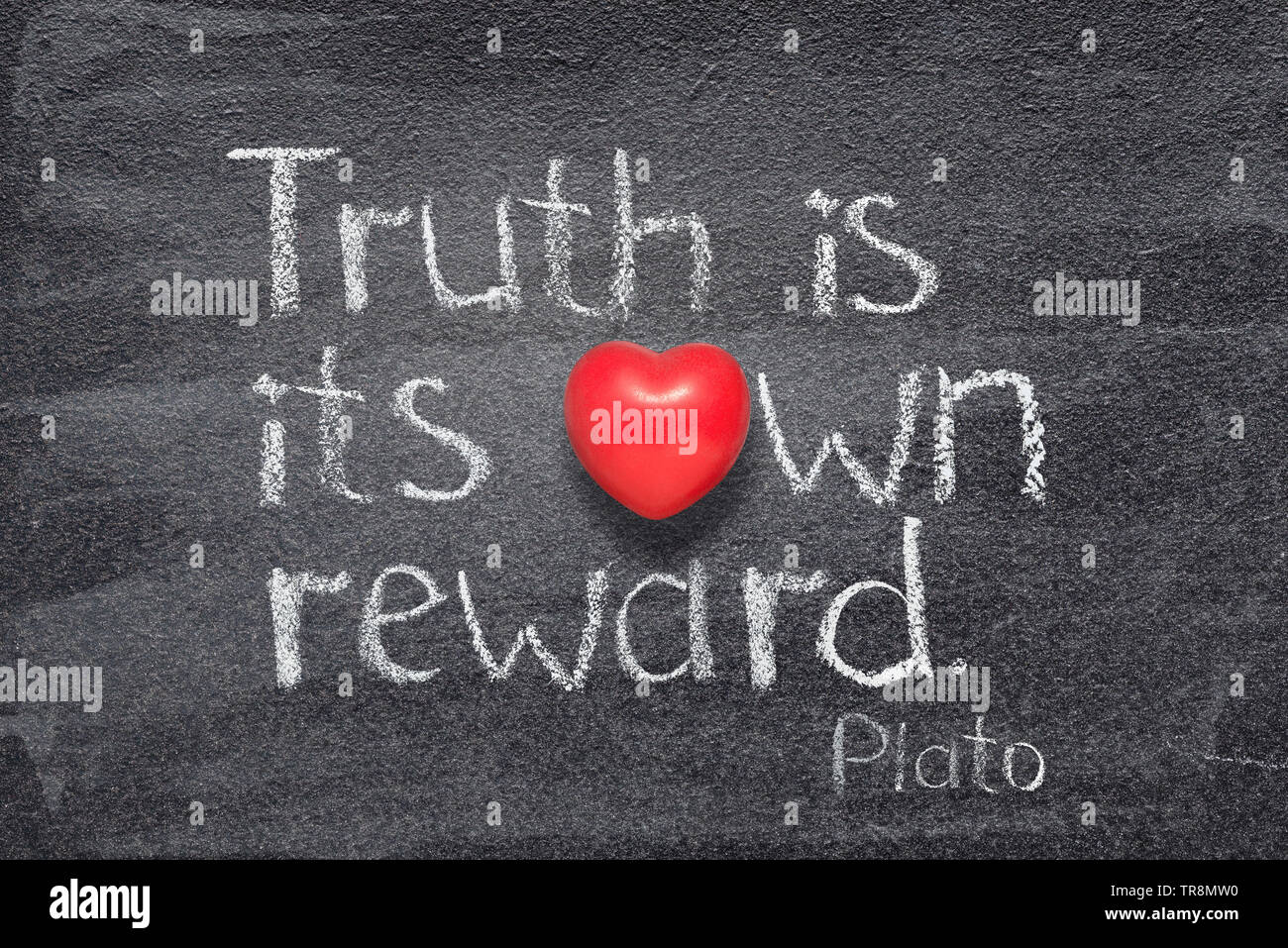 La vérité est sa propre récompense - citation de l'ancien philosophe grec Platon écrit sur tableau avec coeur rouge au lieu d'O Banque D'Images