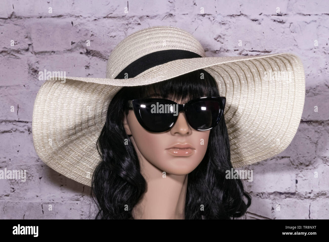 Mannequin avec chapeau de paille et lunettes de soleil Banque D'Images