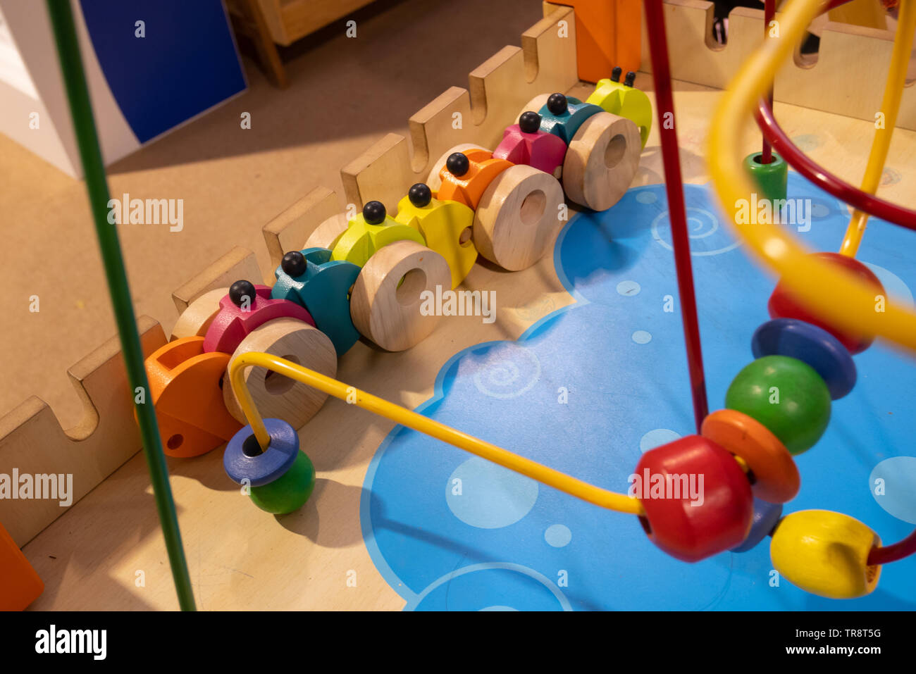 Voiture en bois couleur jouets, jouets en bois. Banque D'Images