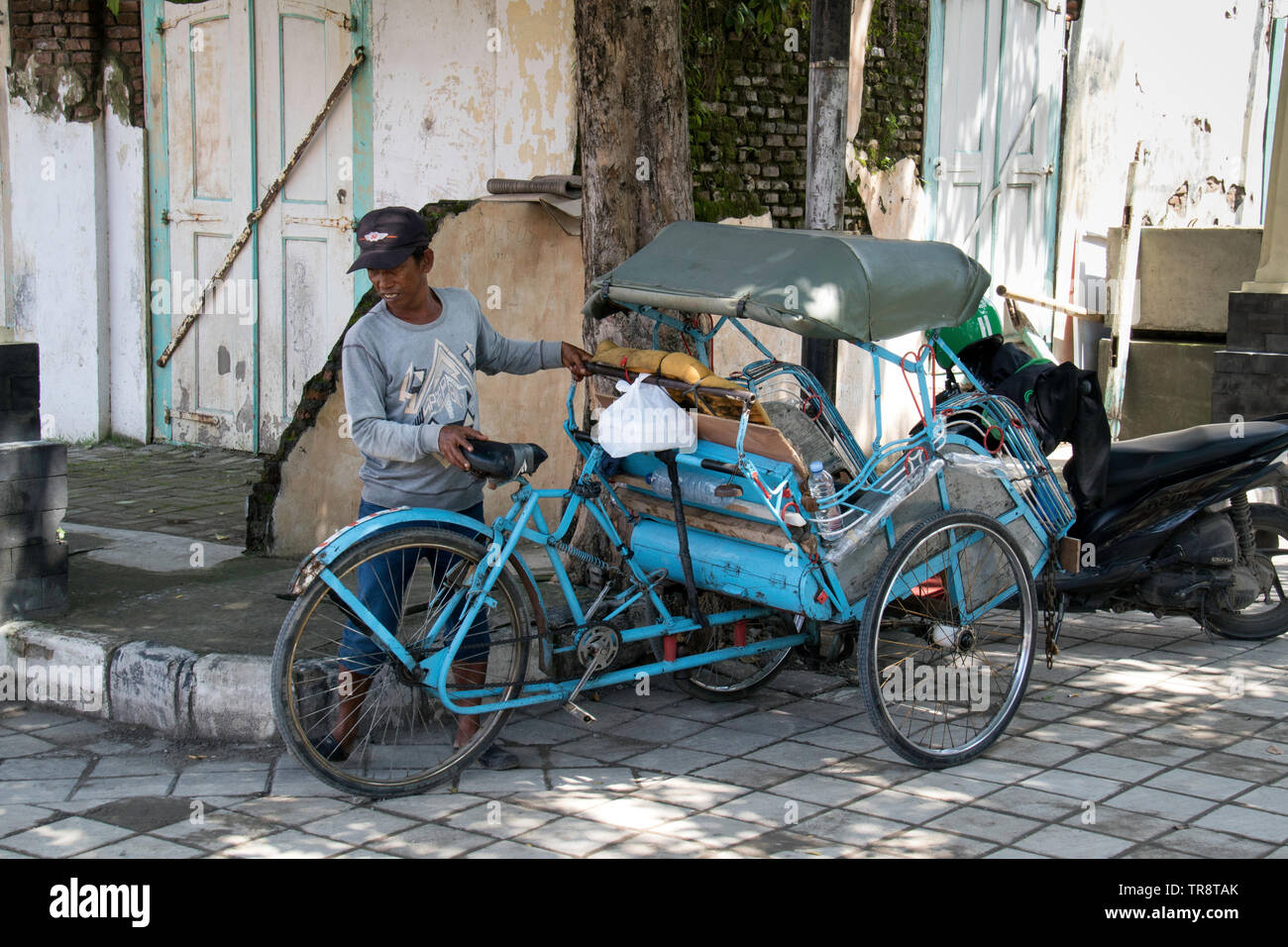 Cycle à trois roues avec chauffeur à Semarang sur l'île indonésienne de Java Banque D'Images