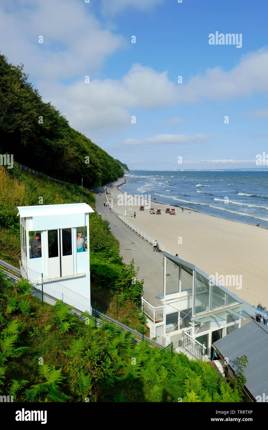 L'ascenseur de jetée de Sellin et plage dans la station balnéaire de la mer Baltique Binz sur l'île allemande de Rügen. Banque D'Images