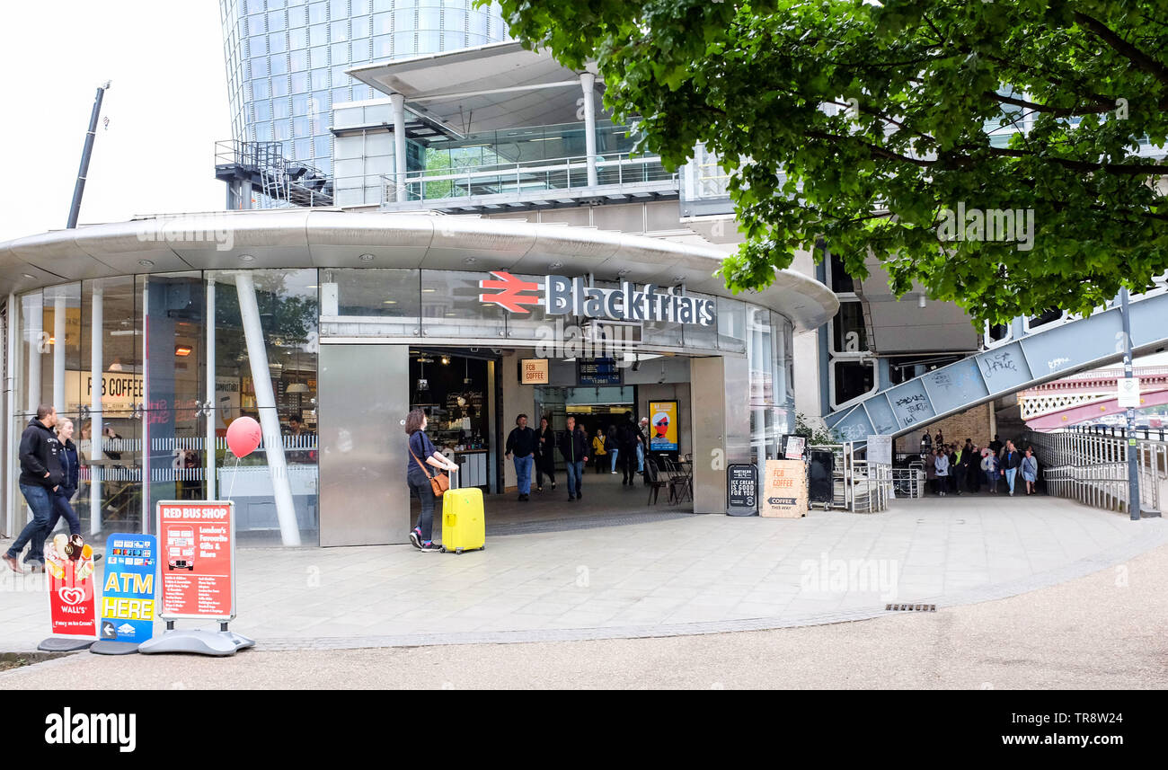 Entrée de Blackfriars station sur la rive sud London UK Banque D'Images