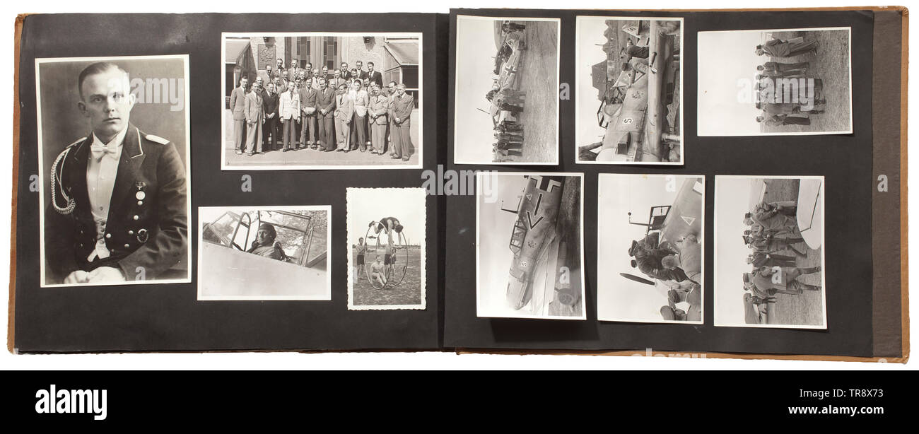 Un album photo commémorative d'un aviateur, vers 1930 Début avec vues aériennes prises au cours d'une visite sur l'Allemagne et l'emploi de divers appareils. Puis la libération de la Rhénanie, 1930 vol Dresde Jour de vol 1932, Gerhard Fiesler en tant que maître de la voltige aérienne à Leipzig. Jours de vol qui s'est tenue à Kaiserslautern, Annaberg, am Bärenstein, Cologne etc. NS Grand Jour de vol à Dresde. Plantage après une collision avec un avion commercial le 16 septembre 1933 près de l'aérodrome avec hospitalisation subséquente Leipzig-Mockau. D'autres photos montrant l'avion s'est écrasé ou d'atterrissage qui sont trop sh, Editorial-Use-seulement Banque D'Images