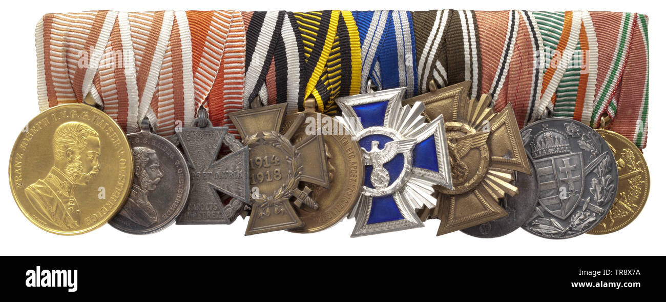 Un ordre de fermeture et des photos d'un récipiendaire de la Médaille de bravoure d'or et le début de dix pièces membre NSDAP arrêtés fermoir : Médaille d'or à la bravoure de l'Empereur Franz Joseph, 3e frappantes dans ''BRONZE'' en bronze doré avec des timbres de "LEISEK', argent médaille pour bravoure 2e classe 'TAUTENHAYN', Karl Troop Cross, croix d'honneur de la Guerre 1914/1918 pour les combattants 1934 Médaille de guerre, 1873, NSDAP les prix de long service pour les 15 et 10 ans, Médaille commémorative du 13 mars 1938, la seconde guerre mondiale, hongrois, bulgare Médaille commémorative de la Médaille commémorative de la guerre. Y compris sept photos du porteur en partie uniforme - , Editorial-Use-seulement Banque D'Images