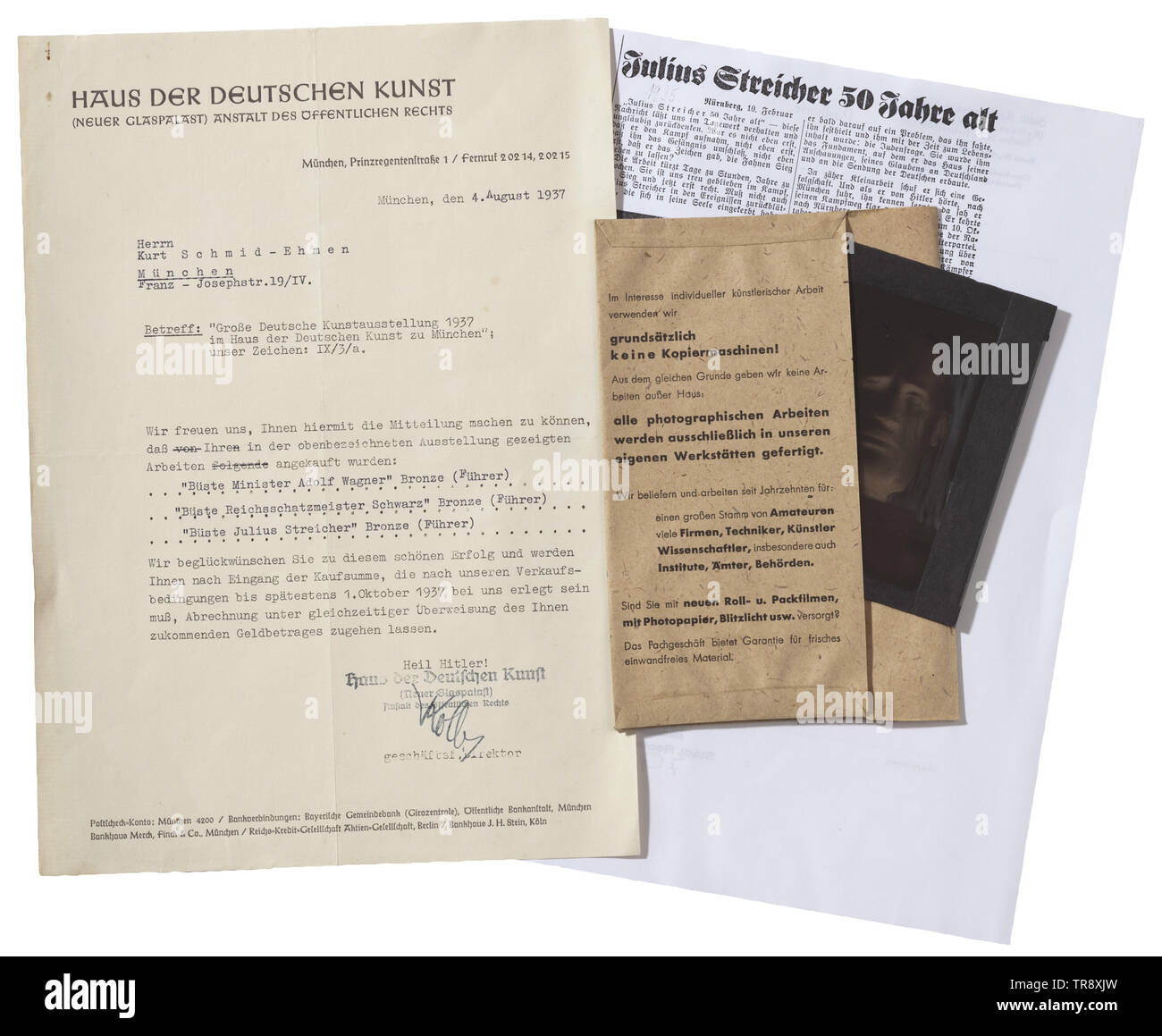 Schmid-Ehmen Kurt (1901 - 1968) - un dossier avec des photographies de ses oeuvres circa 1934-43 30 photographies et circa 30 négatifs (en partie en verre). L'un négatif sur verre du portrait de Julius Streicher 1934 et une copie de la réservation de cette commande. Deux photographies (18 x 24 cm) de la 'Hockende Züs' dans le plâtre. Y compris les négatifs et des photographies de 'Pflückerin 1935 Sämann und', 'les allégories Glaube', 'Kampf', 'victimes', 'Sieg' pour l'Zeppelinwiese à Nuremberg 1936/37, de Gauleiter Adolf Wagner 1936, de la "peerträgerin» 1937-1938 dans le plâtre et le bronze, le portrait bu, Editorial-Use-seulement Banque D'Images