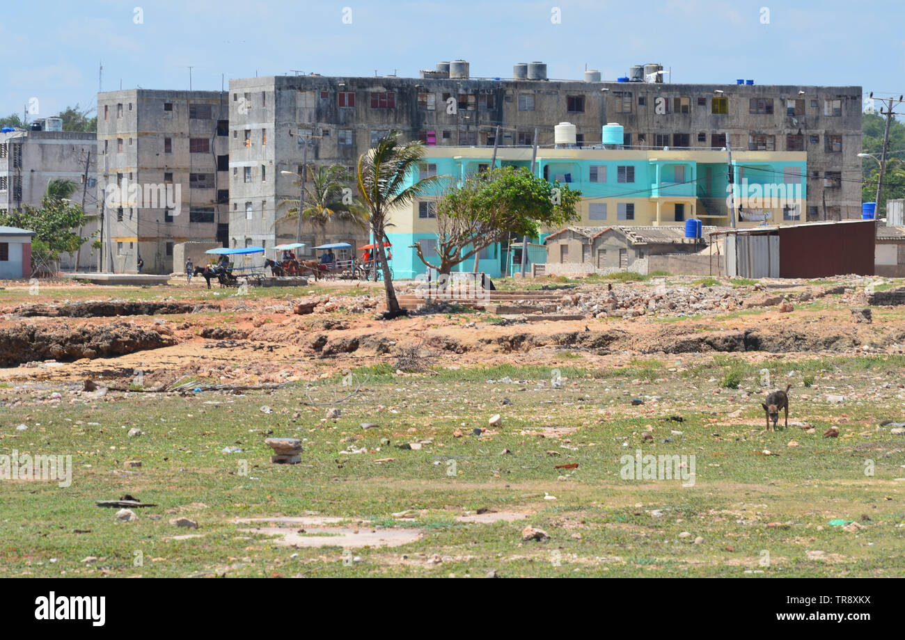 Bâtiments abandonnés et les immeubles à appartements à Gibara, le sud de Cuba Banque D'Images