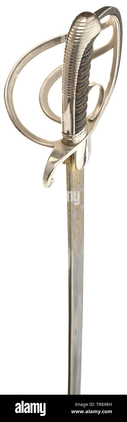 Un sabre en acier Damas M 1867/81 pour les officiers d'artillerie, poli-tuyau de lame en acier Damas (marque d'origine 'Ewald Cleff, Solingen'), gravures dorées des deux côtés avec la Saxe couronné armoiries et les inscriptions 'Eisenhauer' et 'amaststahl', à l'arrière la signature du détaillant doré 'Walther à Dresde'. Panier fer nickelé avec poignée, dos à damiers et barre de doigts (frotté) ray peau poignée avec fil triple emballage. En tôle d'acier nickelé (bosses, fourreau un médaillon vis manquante), deux anneaux de suspension mobile. Additional-Rights Clearance-Info, Si--Not-Available Banque D'Images
